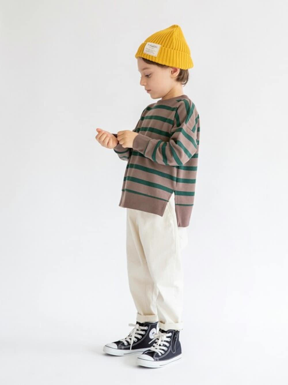 その他のスウェット、ホワイト系のその他パンツ、イエロー系のニットキャップ/ビーニーを着用したキッズの秋コーディネートの1枚目の写真