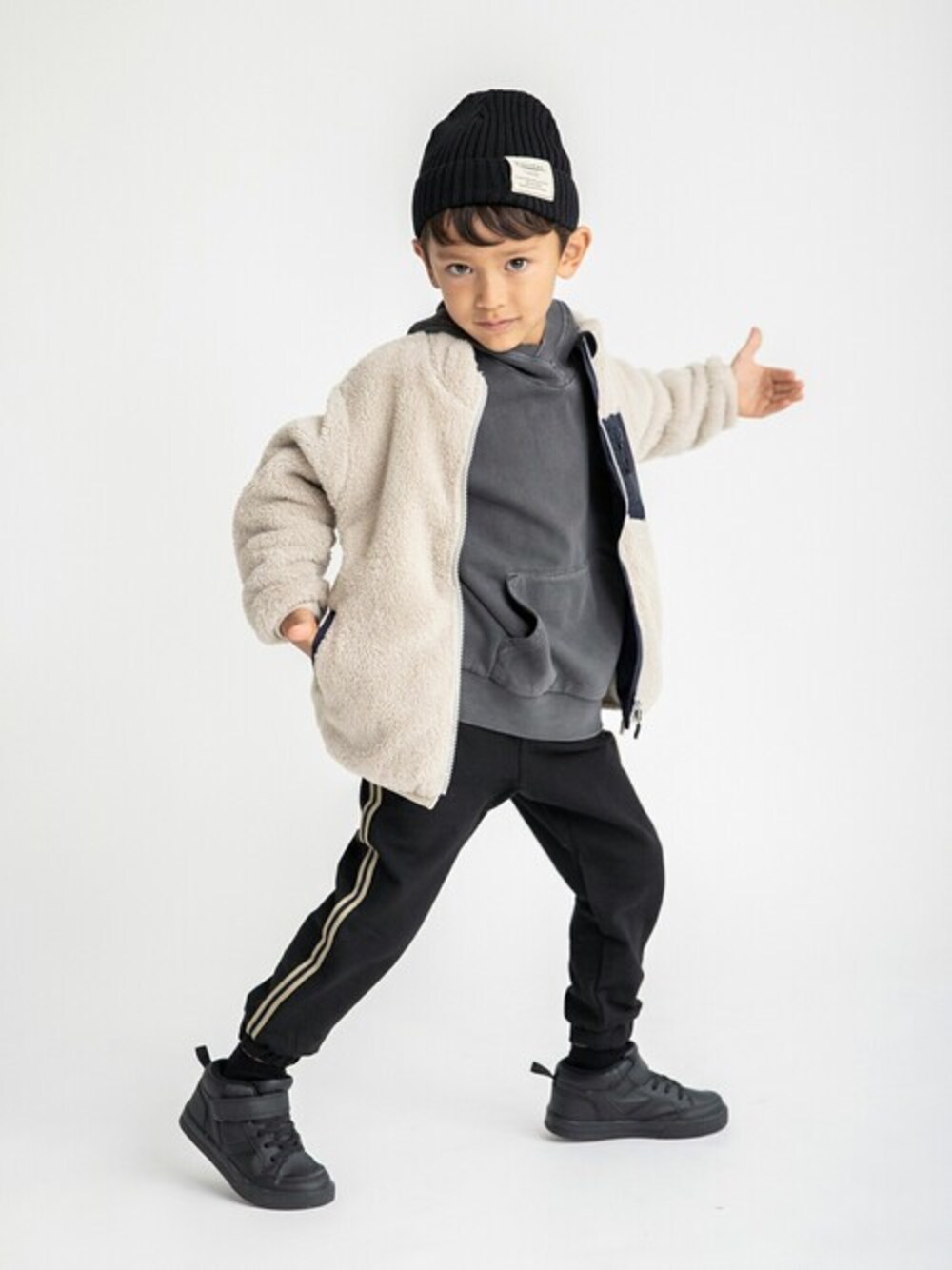 「スウェットパンツ、ジャケット、ニット帽、パーカー、キッズコーデ、ボアジャケット、カジュアルコーデ、ブランシェス、秋コーデ、Branshes」｜「BRANSHESのシンプルニット帽（ニットキャップ/ビーニー、ブラック系）」を使った、BRANSHESさん（キッズ・110cm）の秋コーディネートの1枚目の写真