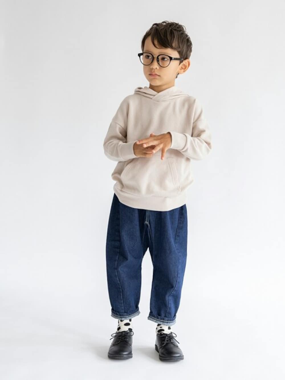 ホワイト系のパーカー、ブルー系のデニムパンツ、ホワイト系のソックス/靴下を着用したキッズの秋コーディネートの1枚目の写真