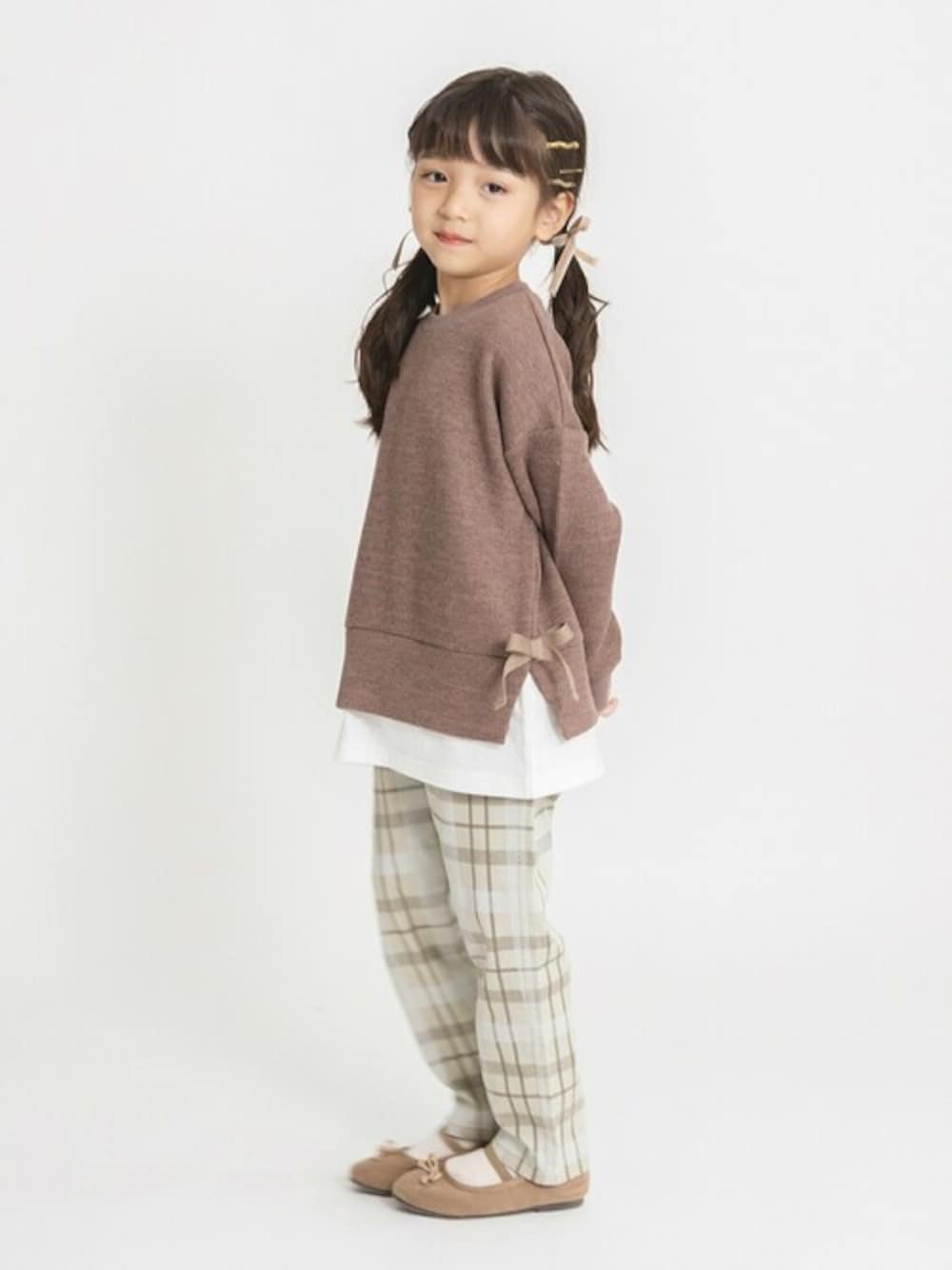 ブラウン系のスウェット、ベージュ系のチノパンツ、ブラウン系のバレエシューズを着用したキッズの秋コーディネートの1枚目の写真