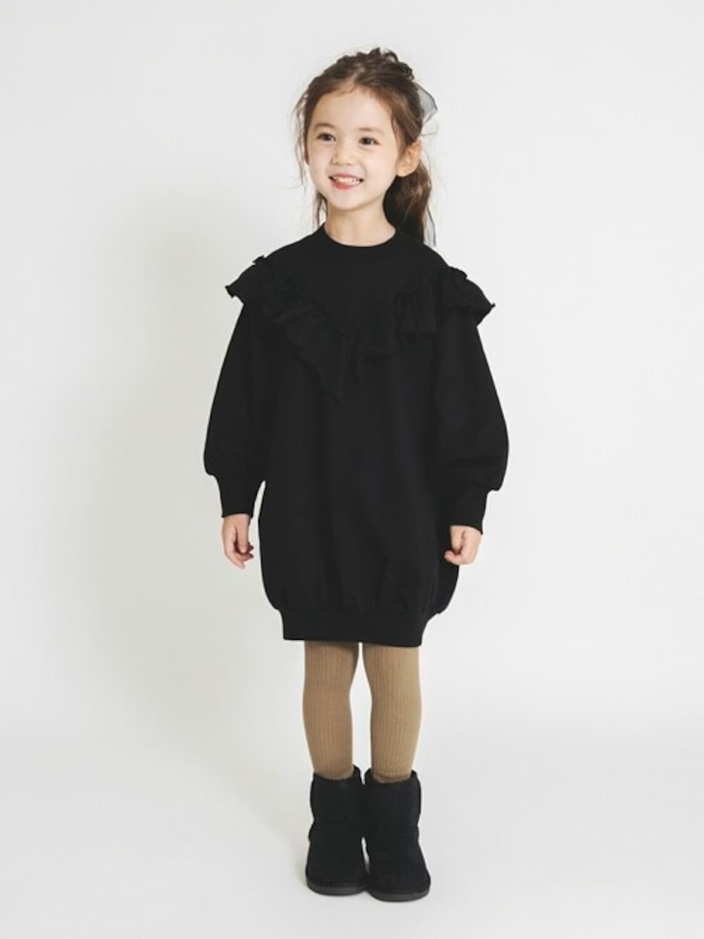 ブラック系のワンピース、ブラック系のブーツ、ブラウン系のタイツ/ストッキングを着用したキッズの秋コーディネートの1枚目の写真