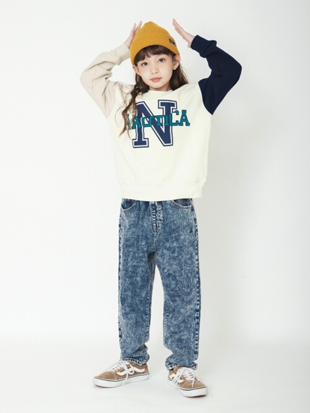 その他のスウェット、ブルー系のその他パンツ、イエロー系のニットキャップ/ビーニーを着用したキッズの冬コーディネートの1枚目の写真