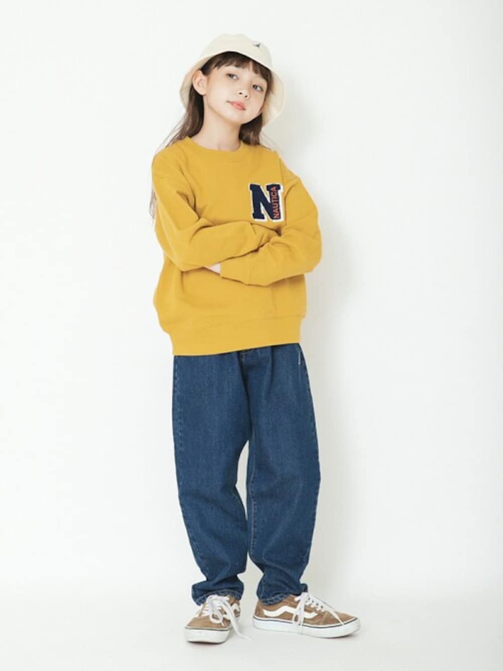 イエロー系のスウェット、ブルー系のその他パンツ、ホワイト系のハットを着用したキッズの冬コーディネートの1枚目の写真