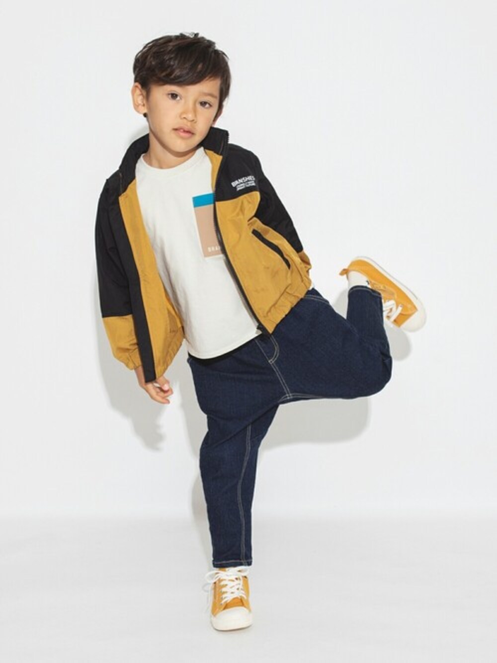 「テーパードパンツ、ロンT、デニムパンツ、春アウター、春コーデ、ウィゴー(WEGO)、カジュアルコーデ、ブランシェス、通学コーデ、Branshes」｜「BRANSHESの【ZOZO先行予約】【撥水・フード収納可】ウインドブレーカー（ナイロンジャケット、イエロー系）」を使った、BRANSHESさん（キッズ・111cm）の冬コーディネートの1枚目の写真