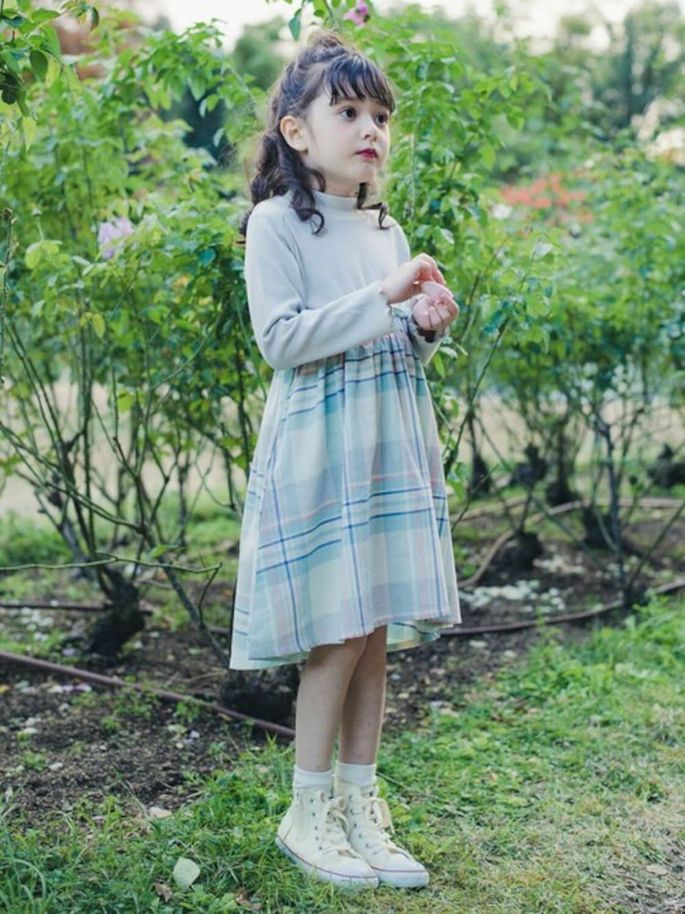 ホワイト系のワンピースを着用したキッズの冬コーディネートの1枚目の写真