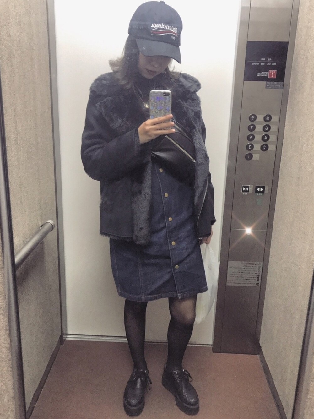 「休日スタイル、黒、ootd、outfit」｜「SENSE OF PLACE by URBAN RESEARCHのアイテム（ジャンパースカート、ブルー系）」を使った、MiKiさん（レディース・159cm）の秋コーディネートの1枚目の写真