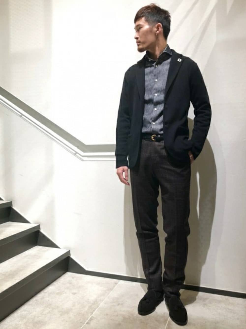 ブラック系のテーラードジャケット、ブラウン系のその他パンツ、ブラック系のシャツ/ブラウスを着用したメンズの秋コーディネートの1枚目の写真