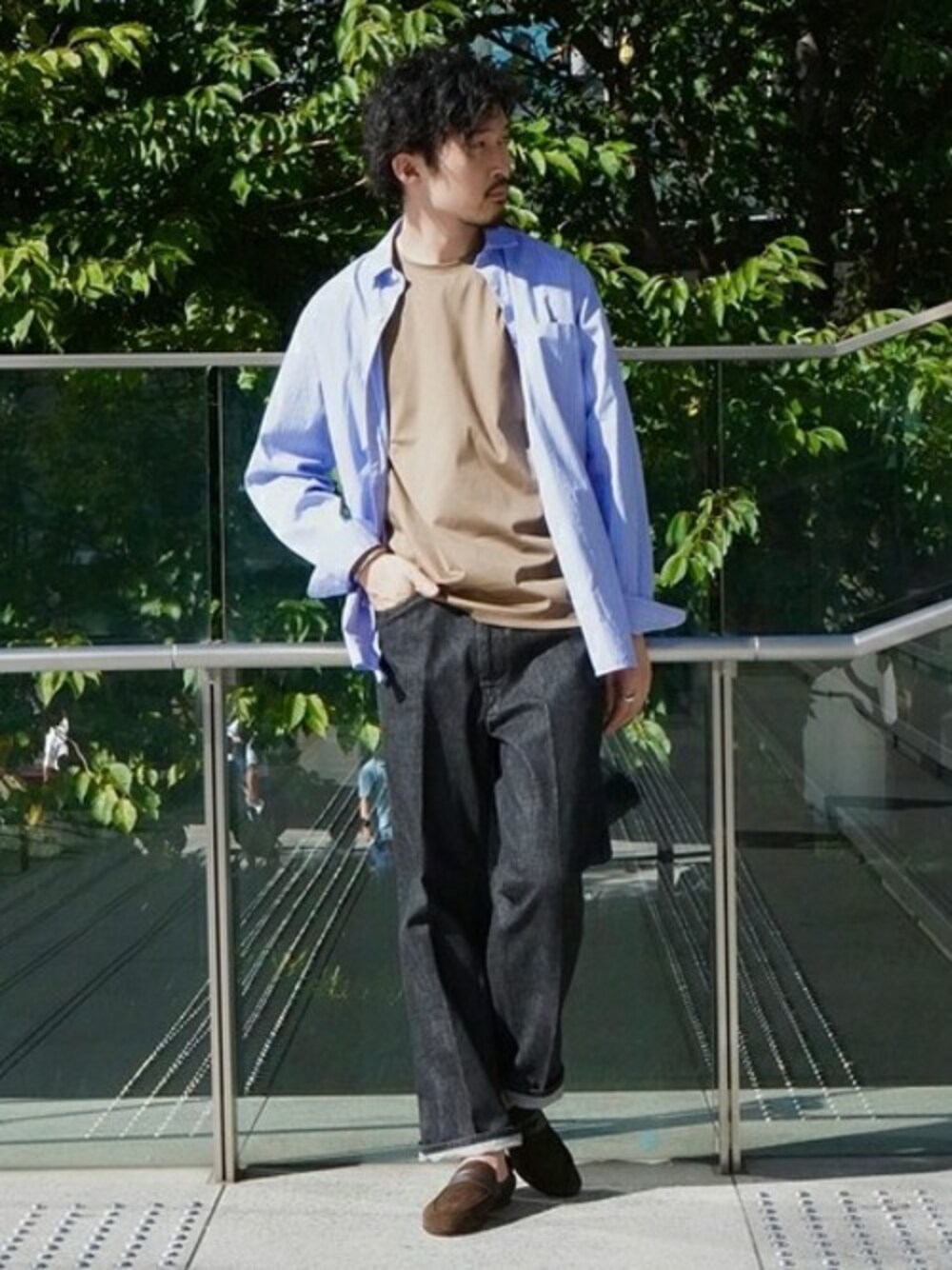 ブルー系のシャツ/ブラウス、ベージュ系のTシャツ/カットソー、ブラック系のその他パンツを着用したメンズの夏コーディネートの1枚目の写真