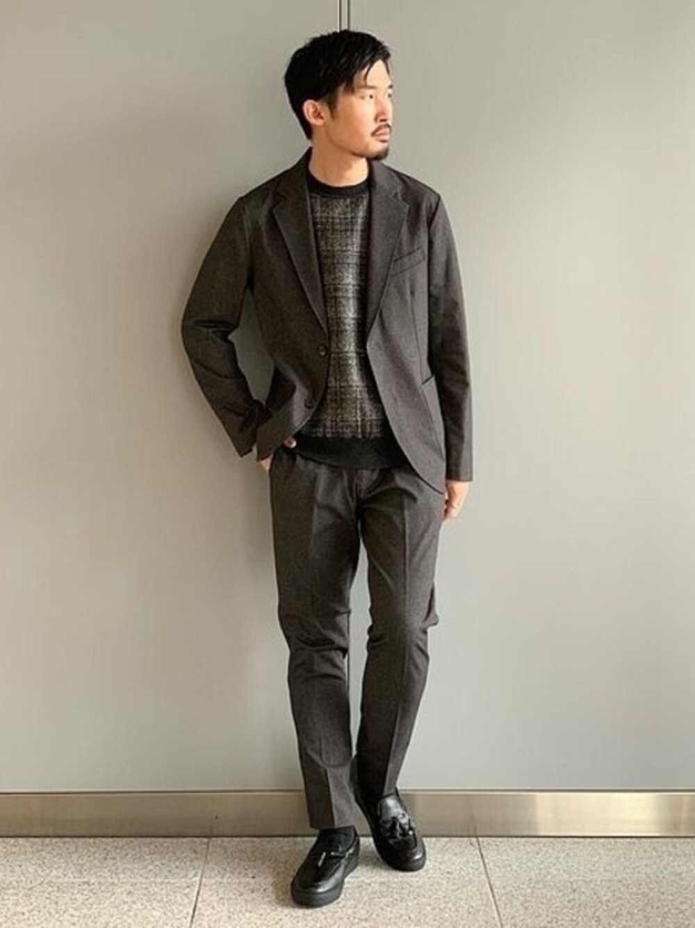 ブラウン系のテーラードジャケット、ブラウン系のその他パンツ、グレー系のニット/セーターを着用したメンズの秋コーディネートの1枚目の写真