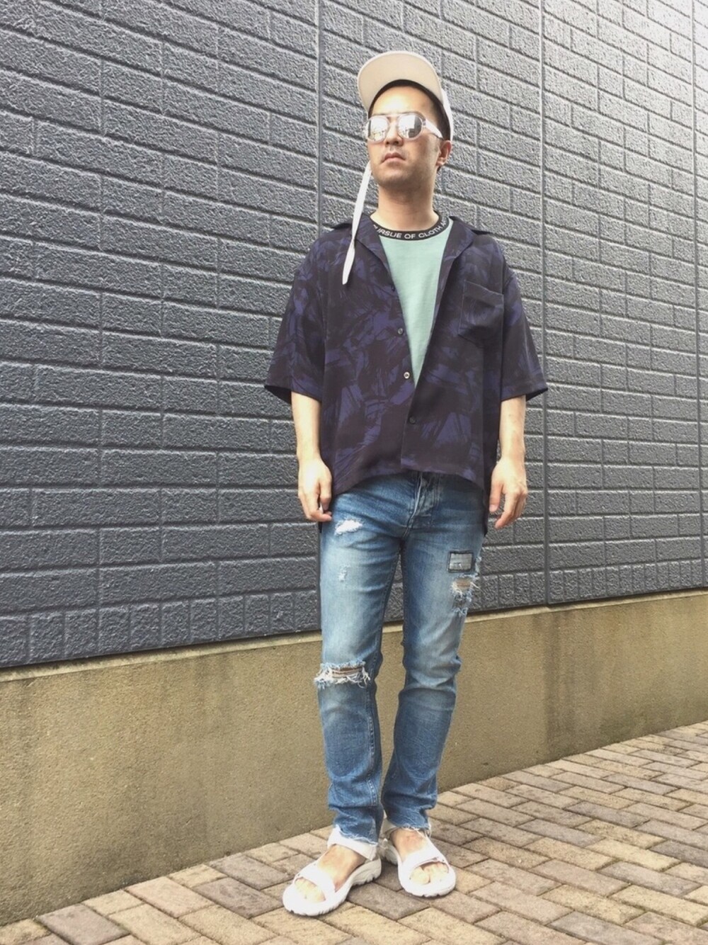 「カジュアル、サングラス、サンダル、ストリート、キャップ」｜「JOHN LAWRENCE SULLIVANのSUNGLASSES (LUNETTES KOLLEKTION)（サングラス、その他）」を使った、KEIさん（メンズ・168cm）の夏コーディネートの1枚目の写真