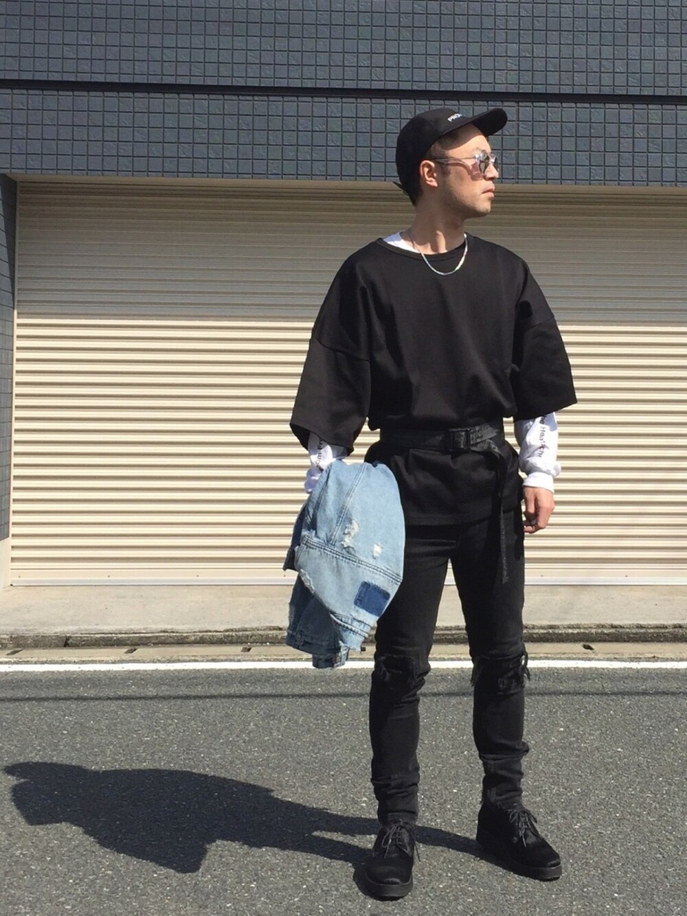 「おしゃれさんと繋がりたい、レイヤードスタイル、キャップ、サングラス、大人カジュアル、春コーデ、off white、JOHN LAWRENCE SULLIVAN、ksubi」｜「JOHN LAWRENCE SULLIVANのJOHN LAWRENCE SULLIVAN 『PROVOKATIV』キャップ（キャップ、ブラック系）」を使った、KEIさん（メンズ・168cm）の春コーディネートの1枚目の写真