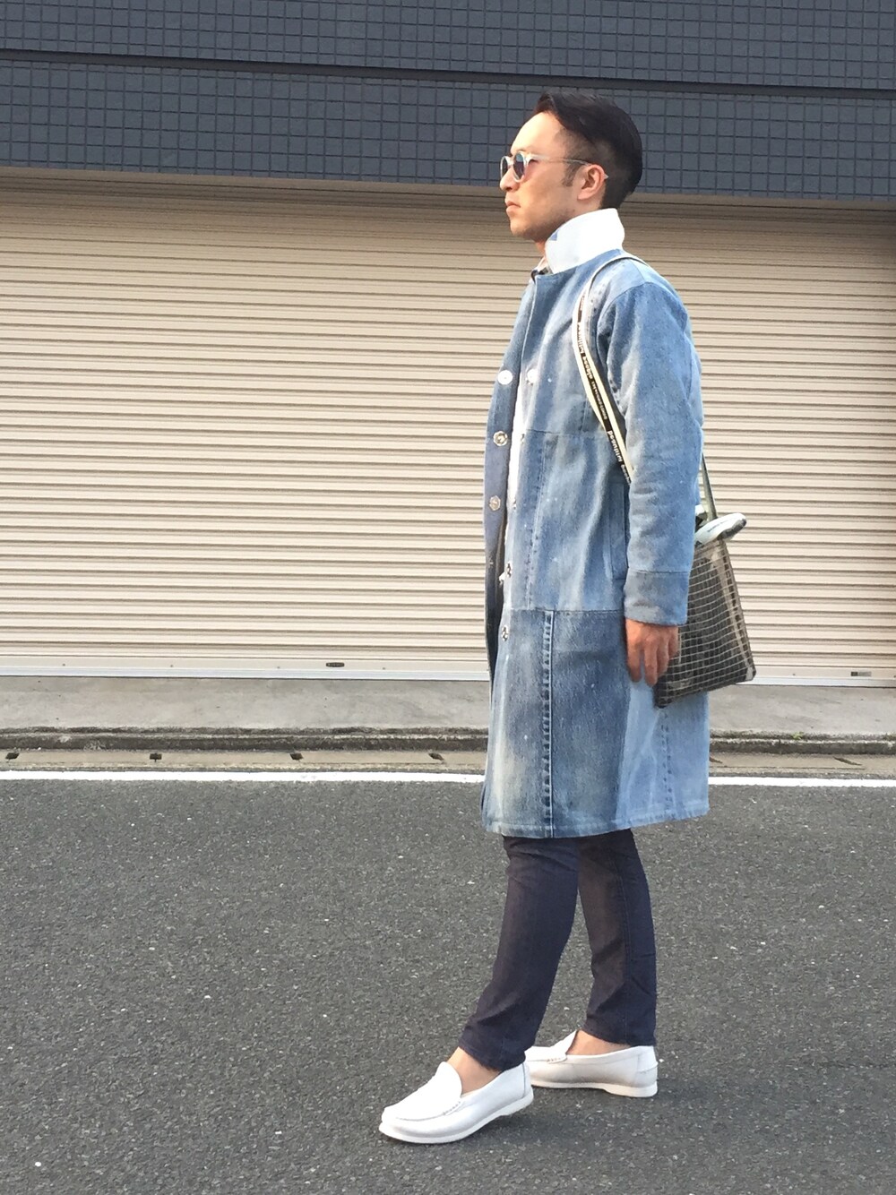 ブルー系のデニムジャケット、その他のバッグ、ブルー系のその他パンツを着用したメンズの春コーディネートの1枚目の写真