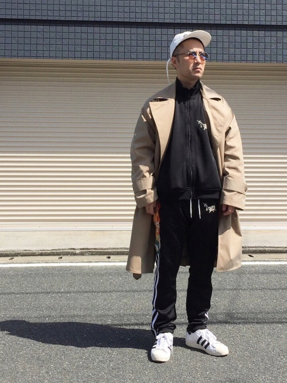 「お洒落さんとつながりたい、春コーデ、トラックパンツ、トレンチコート、テロンチ、トラックジャケット、サングラス、キャップ、スニーカーコーデ、ジャージ」｜「doubletのdoublet 『chapeau』エンブロイダリーキャップ（キャップ、ホワイト系）」を使った、KEIさん（メンズ・168cm）の春コーディネートの1枚目の写真