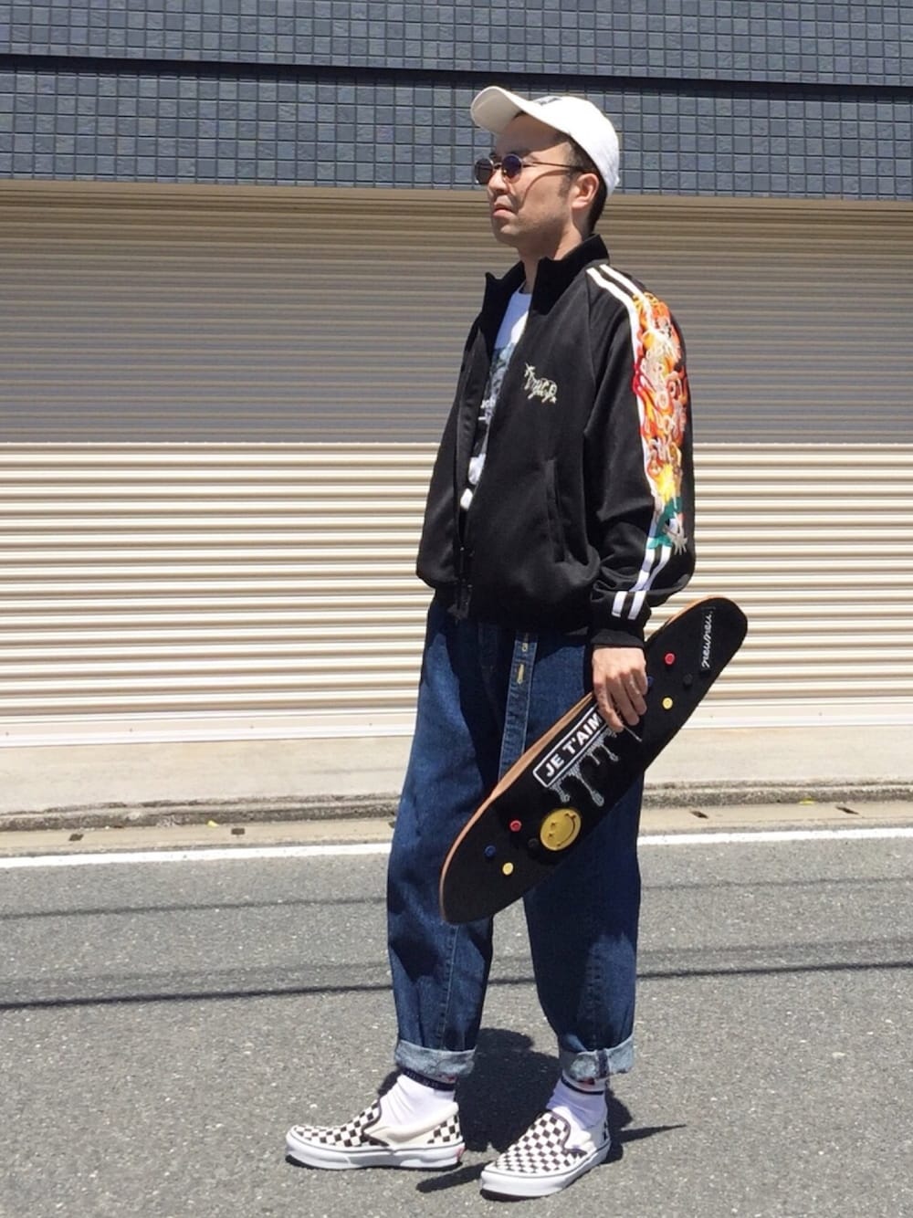 「ビッグシルエット、ゆるコーデ、おしゃれさんと繋がりたい、ストリート好きと繋がりたい、サングラス、ハイウエスト、VANS、デニムパンツ、street、ジャージ」｜「DISCOVEREDのアイテム（キャップ、ホワイト系）」を使った、KEIさん（メンズ・168cm）の春コーディネートの1枚目の写真