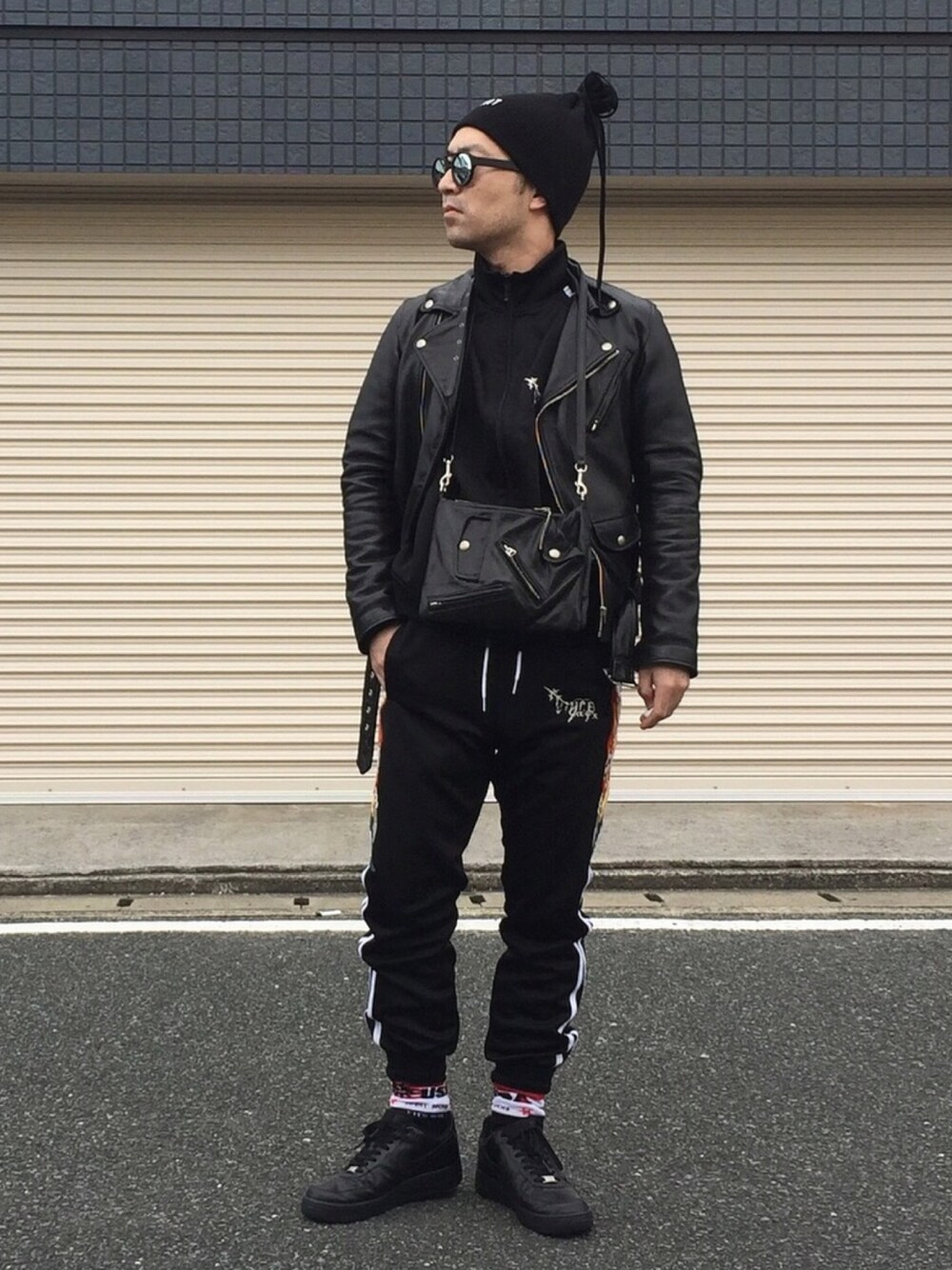 「ドラフトナイキ、スポーツミックス、ライダース、トラックパンツ、サングラス、doublet、NIKE、ストリート、ナイキ、ジャージ」｜「doubletのdoublet 『KNIT』エンブロイダリーニットキャップ（ニットキャップ/ビーニー、ブラック系）」を使った、KEIさん（メンズ・168cm）の冬コーディネートの1枚目の写真
