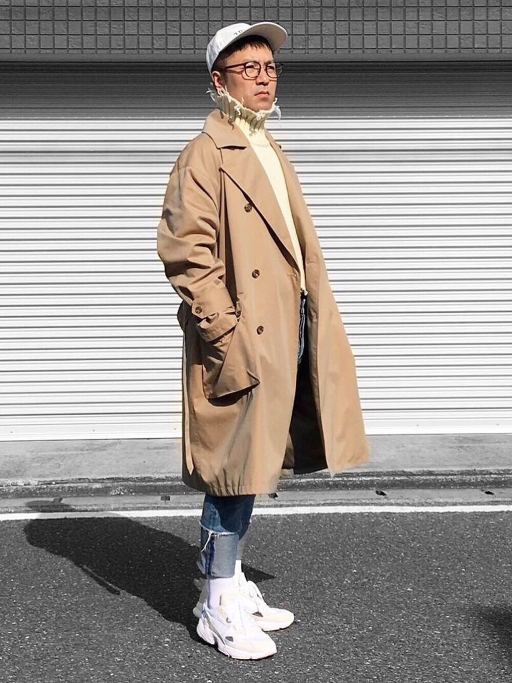 「韓国ファッション、おしゃれさんと繋がりたい、秋のコーデ、オーバーサイズ、ニット、ロールアップ、ダッドスニーカー、めがね、キャップ、白ニット」｜「DRESSEDUNDRESSEDのDRESSEDUNDRESSED 『CONTROL』キャップ（キャップ、ホワイト系）」を使った、KEIさん（メンズ・168cm）の秋コーディネートの1枚目の写真