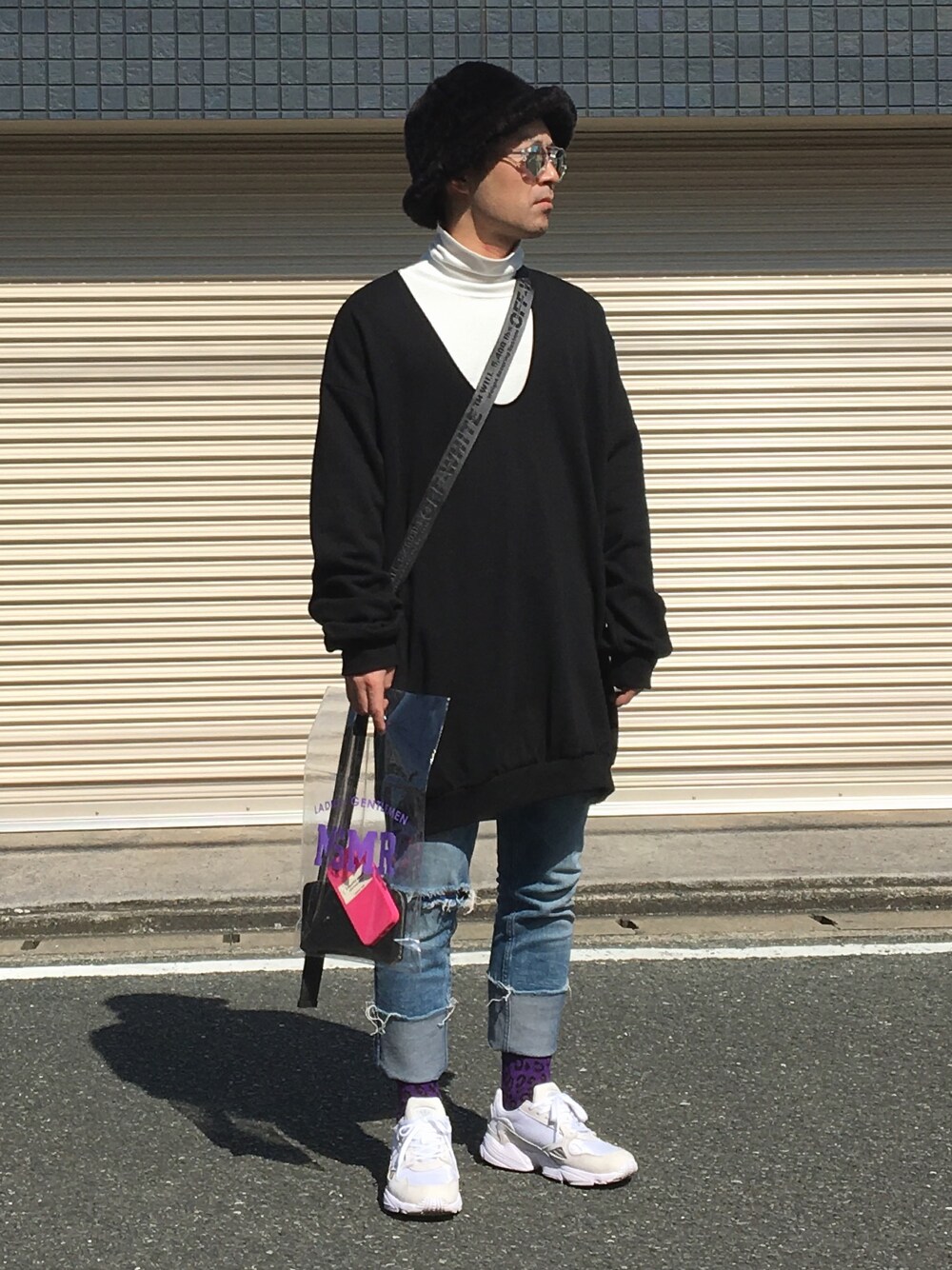 「おしゃれさんと繋がりたい、韓国ファッション、オーバーサイズ、バケットハット、着まわし、ストリートMIX」｜「DRESSEDUNDRESSEDのアイテム（スウェット、ブラック系）」を使った、KEIさん（メンズ・168cm）の冬コーディネートの1枚目の写真