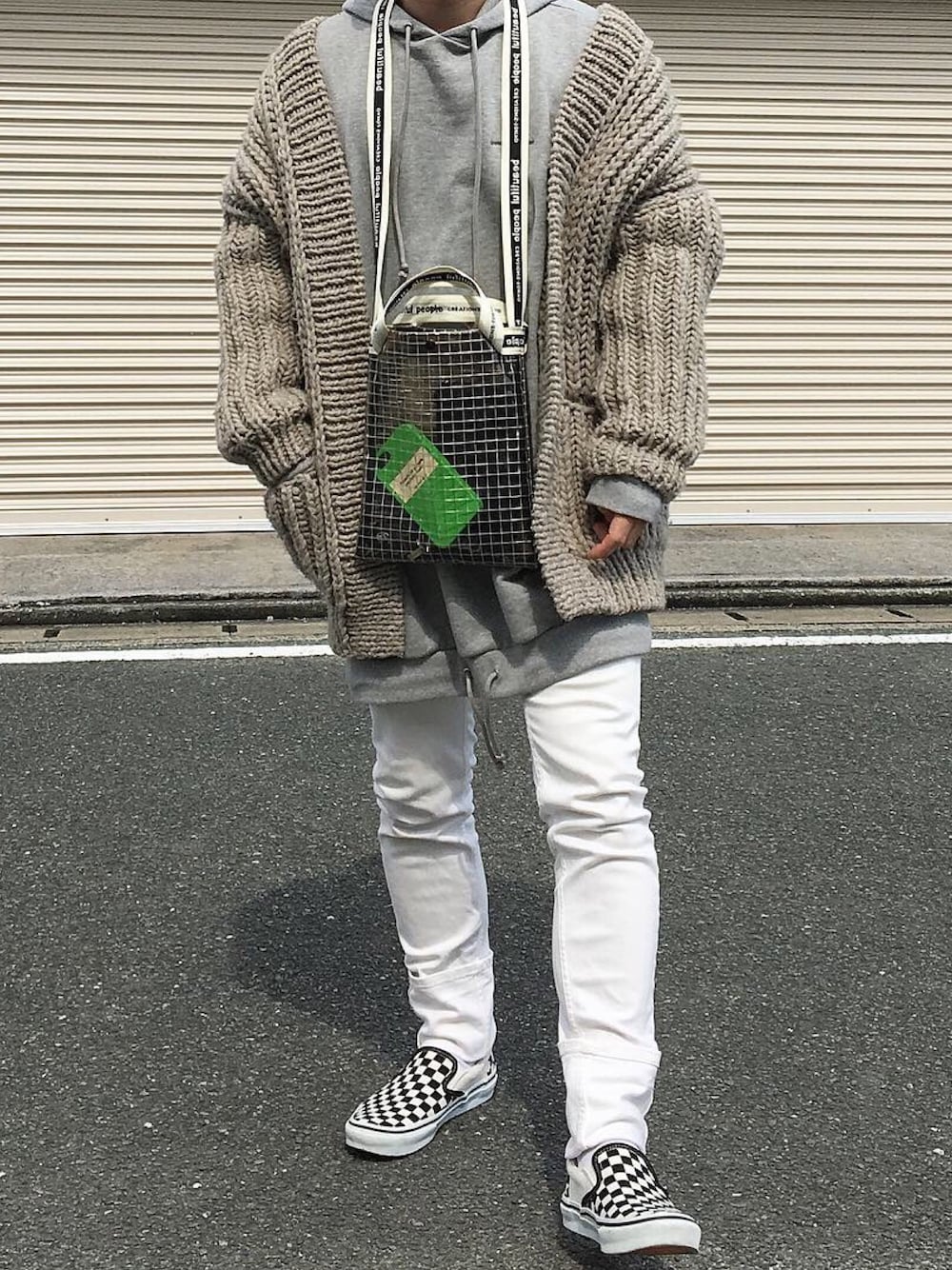 グレー系のパーカー、グレー系のカーディガン/ボレロ、デニムパンツを着用したメンズの春コーディネートの1枚目の写真