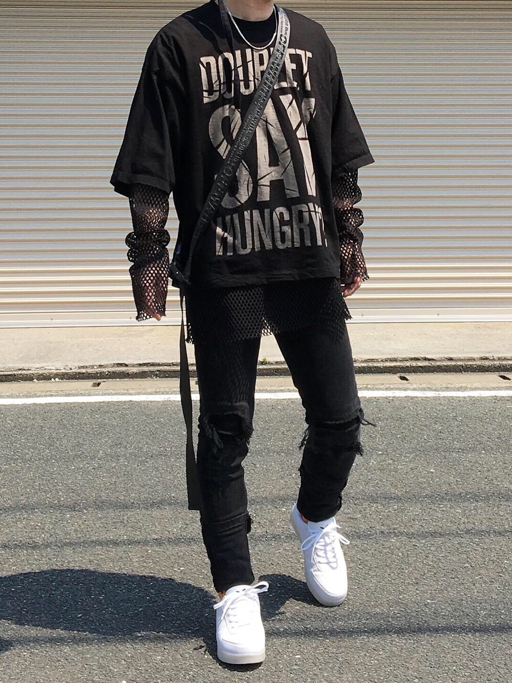 ブラック系のTシャツ/カットソー、ブラック系のデニムパンツ、ブラック系のTシャツ/カットソーを着用したメンズの春コーディネートの1枚目の写真