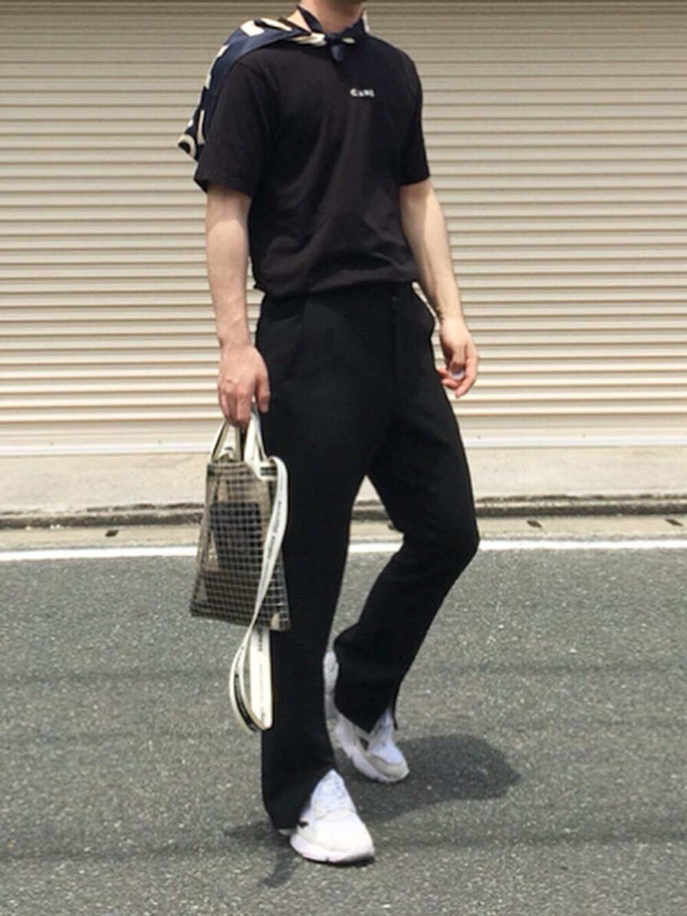 ブラック系のTシャツ/カットソー、ブラック系のその他パンツ、ホワイト系のスニーカーを着用したメンズの春コーディネートの1枚目の写真