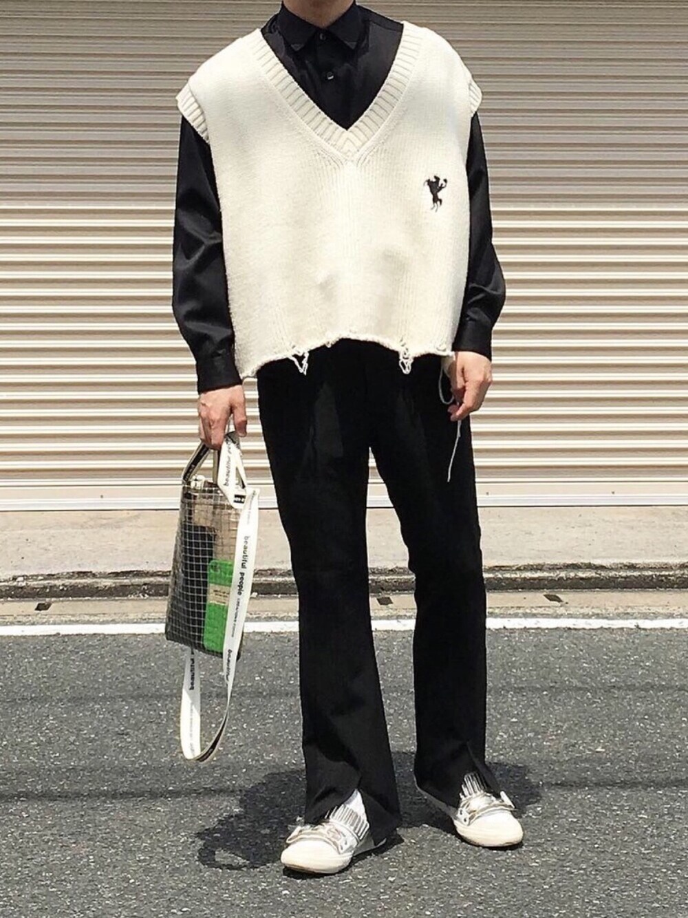 「平成最後のWEARISTAセンバツ、お洒落さんとつながりたい、スリットパンツ、beautiful people、TOGA、doublet、サングラス、ニットベスト、着まわし」｜「STUDIOUSの【STUDIOUS】パウダーサテンビッグシルエットシャツ（シャツ/ブラウス、ブラック系）」を使った、KEIさん（メンズ・168cm）の春コーディネートの1枚目の写真