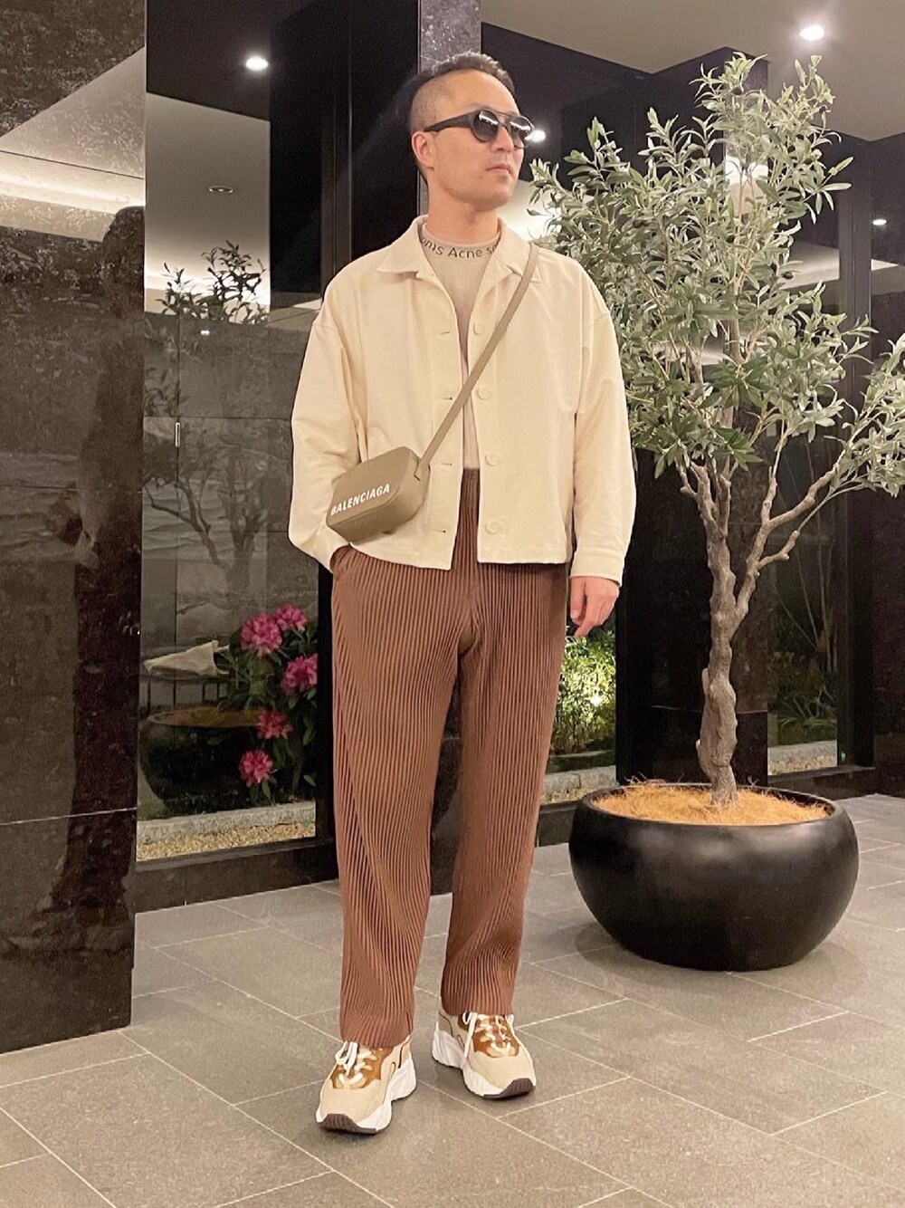 「はるコーデ、シンプルコーデ、HOMME PLISSÉ ISSEY MIYAKE、AcneStudios、BALENCIAGA、サングラス、プリーツパンツ」｜「UNIQLOのアイテム（ブルゾン、ホワイト系）」を使った、KEIさん（メンズ・168cm）の春コーディネートの1枚目の写真