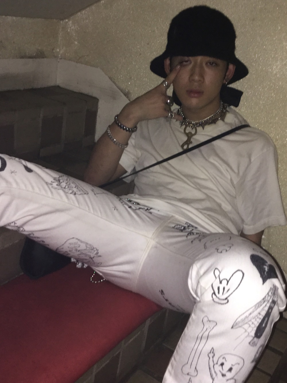 「ootd、all white、落書き、Painting、GAL、emotional、neo、サグライフ」｜「RED KAPのアイテム（Tシャツ/カットソー、ホワイト系）」を使った、Kazuto Takashinaさん（メンズ・167cm）の冬コーディネートの1枚目の写真