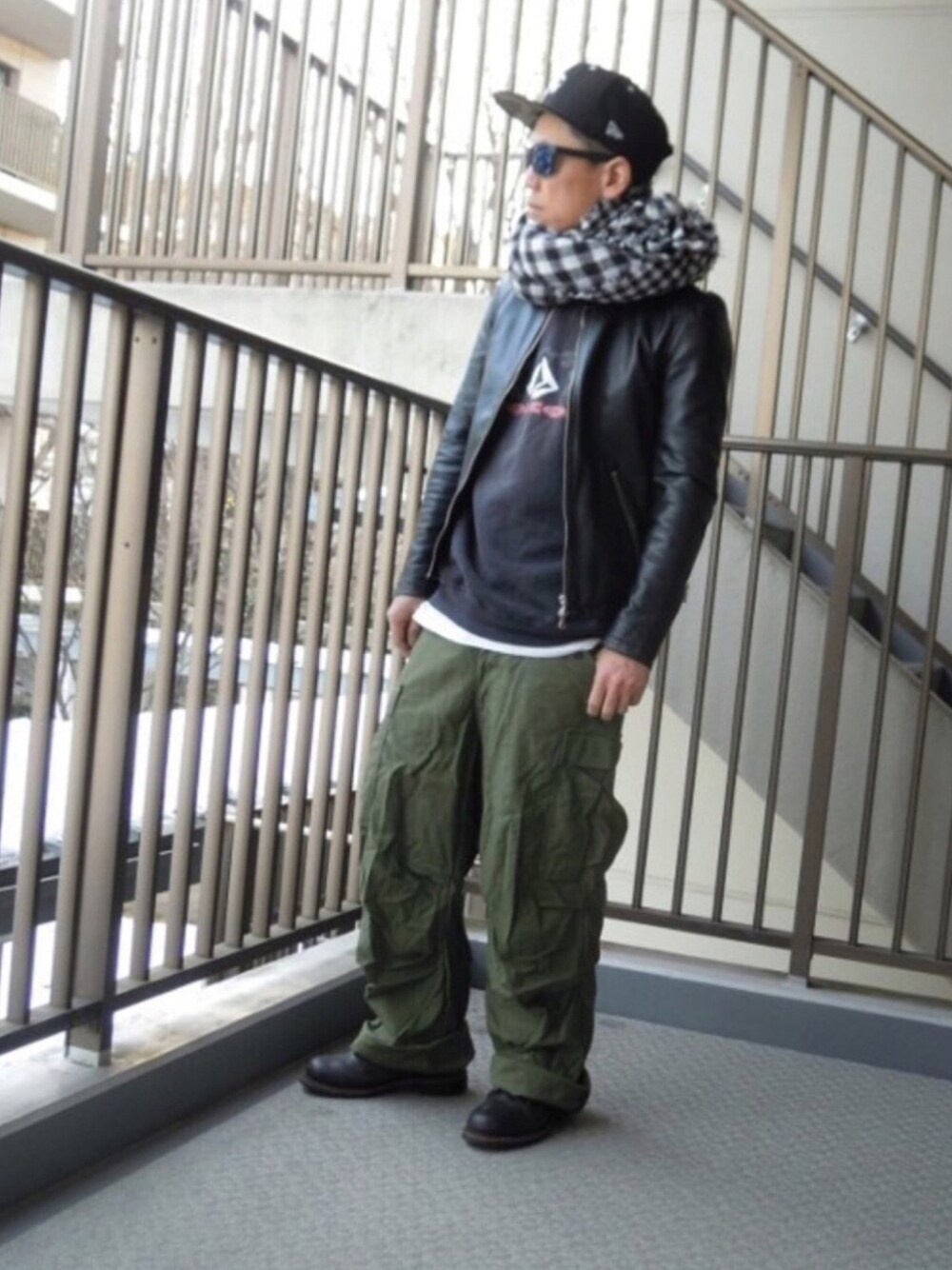 「ライダース、M65、カーゴパンツ、大判ストール、編み上げブーツ、米軍払い下げ」｜「NEW ERAのAVIREX×NEW ERA/アヴィレックス×ニューエラ/9FIFTY　SNAP　BACK　CAP　TYPE "AC"/　ACキャップ（キャップ、ブラック系）」を使った、genさん（メンズ・167cm）の冬コーディネートの1枚目の写真