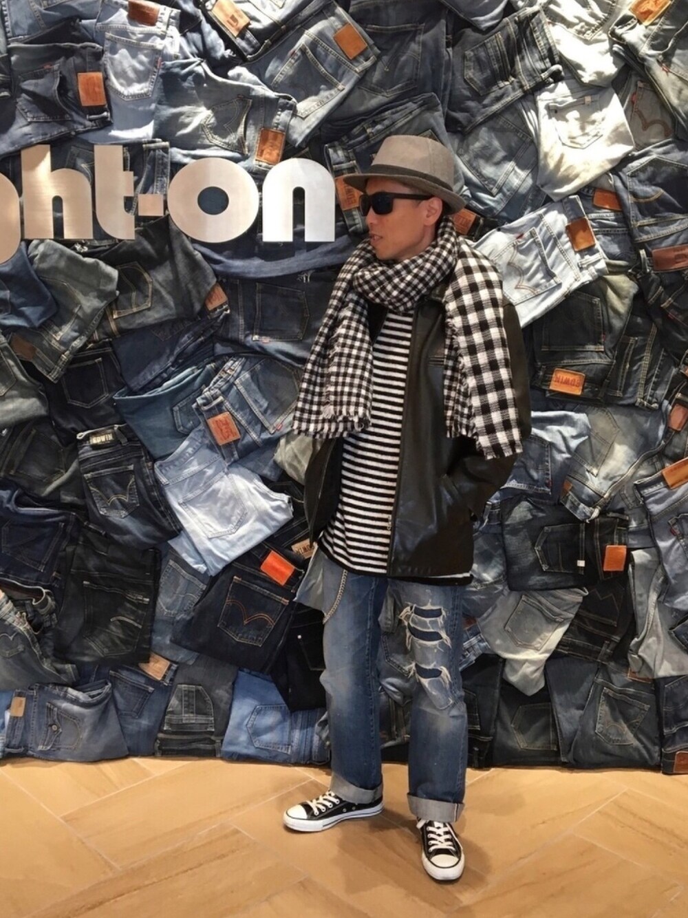 「ダメージデニムパンツ、ライダース、A.P.C.、コンバース オールスター、デニムの壁、大判ストール」｜「RUBENのアイテム（ハット、グレー系）」を使った、genさん（メンズ・167cm）の冬コーディネートの1枚目の写真