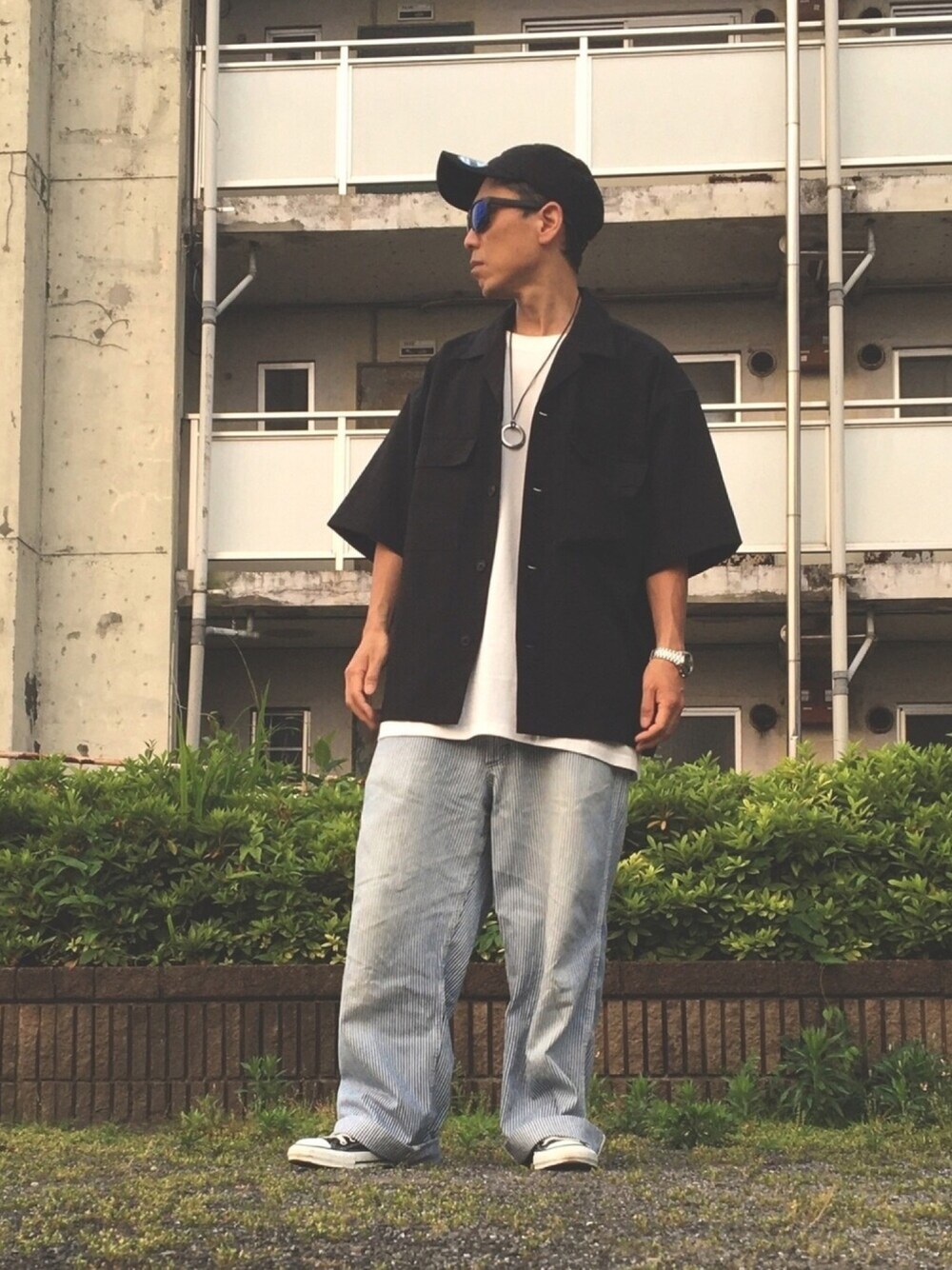 「オープンカラーシャツ、黒、ペインターパンツ、NEW ERA、キャップ、コンバース オールスター、ネックレス、オーバーサイズ」｜「NEW ERAのNEW ERA(ニューエラ) / 9TWENTY STRAPBACK CAP ストラップバックキャップ/無地/プレーン/ユニセックス（キャップ、ブラック系）」を使った、genさん（メンズ・167cm）の夏コーディネートの1枚目の写真