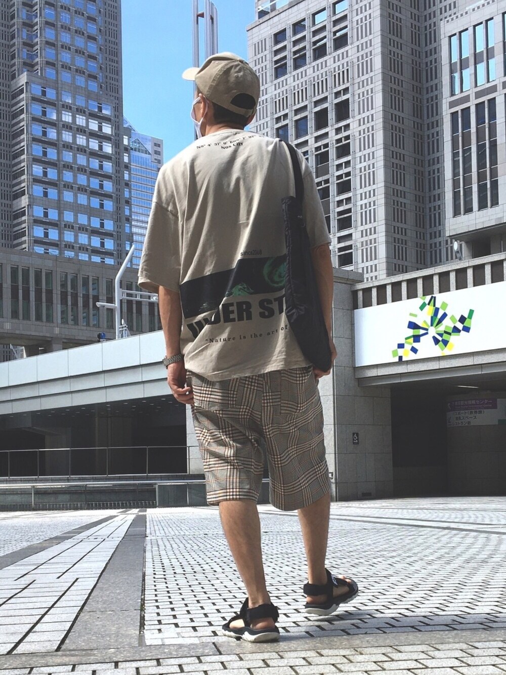 ベージュ系のTシャツ/カットソー、ブラック系のその他パンツ、ブラック系のサンダルを着用したメンズの夏コーディネートの1枚目の写真