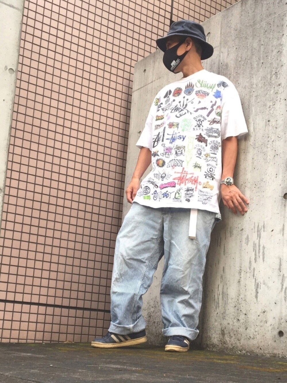 「ペインターパンツ、バスケットシューズ、ビッグシルエット、バケットハット、ビッグT、stussy、ﾊﾞｯｼｭ」｜「NIKEのアイテム（ハット、ブルー系）」を使った、genさん（メンズ・167cm）の秋コーディネートの1枚目の写真