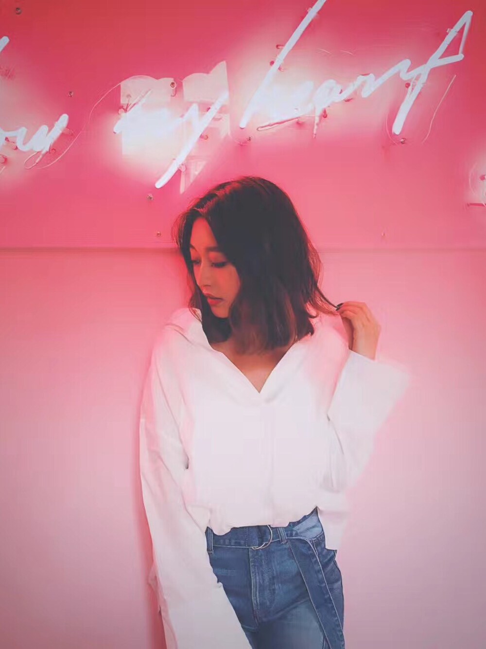 「はるコーデ、大人カジュアル、デニム、シンプルコーデ、シャツスタイル、EMODA、murua、ootd、outfit」｜「MURUAのナロークロステープシャツ（シャツ/ブラウス、ホワイト系）」を使った、Rieさん（レディース・160cm）の春コーディネートの1枚目の写真