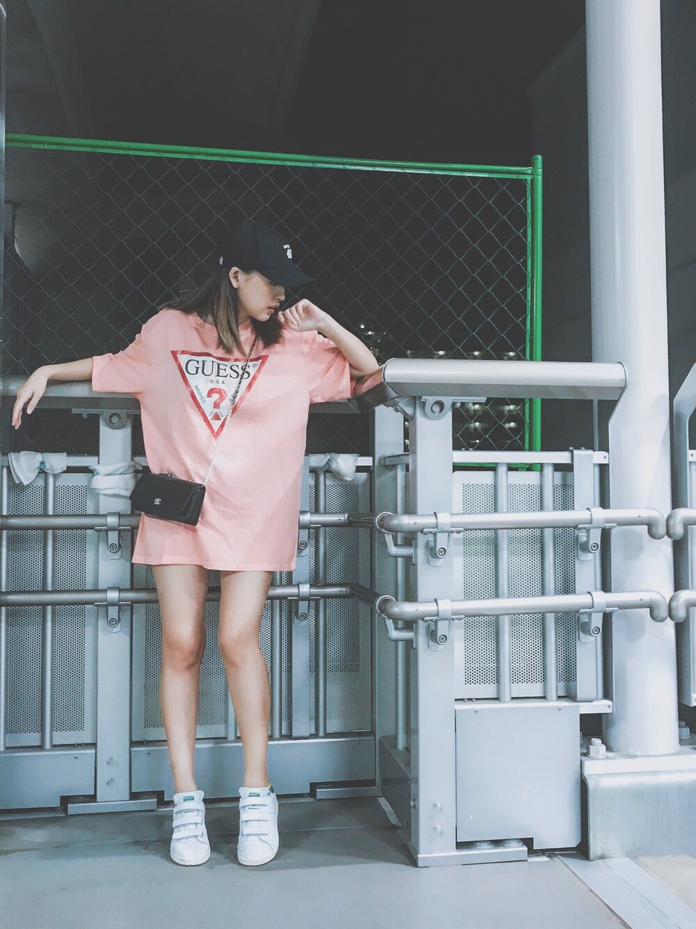 「guess、adidas、stan smith、かわいい、スニーカーコーデ、Tシャツワンピ、夏コーデ、シンプル、ラフ、大人カジュアル」｜「Guessのアイテム（Tシャツ/カットソー、ピンク系）」を使った、Rieさん（レディース・160cm）の夏コーディネートの1枚目の写真
