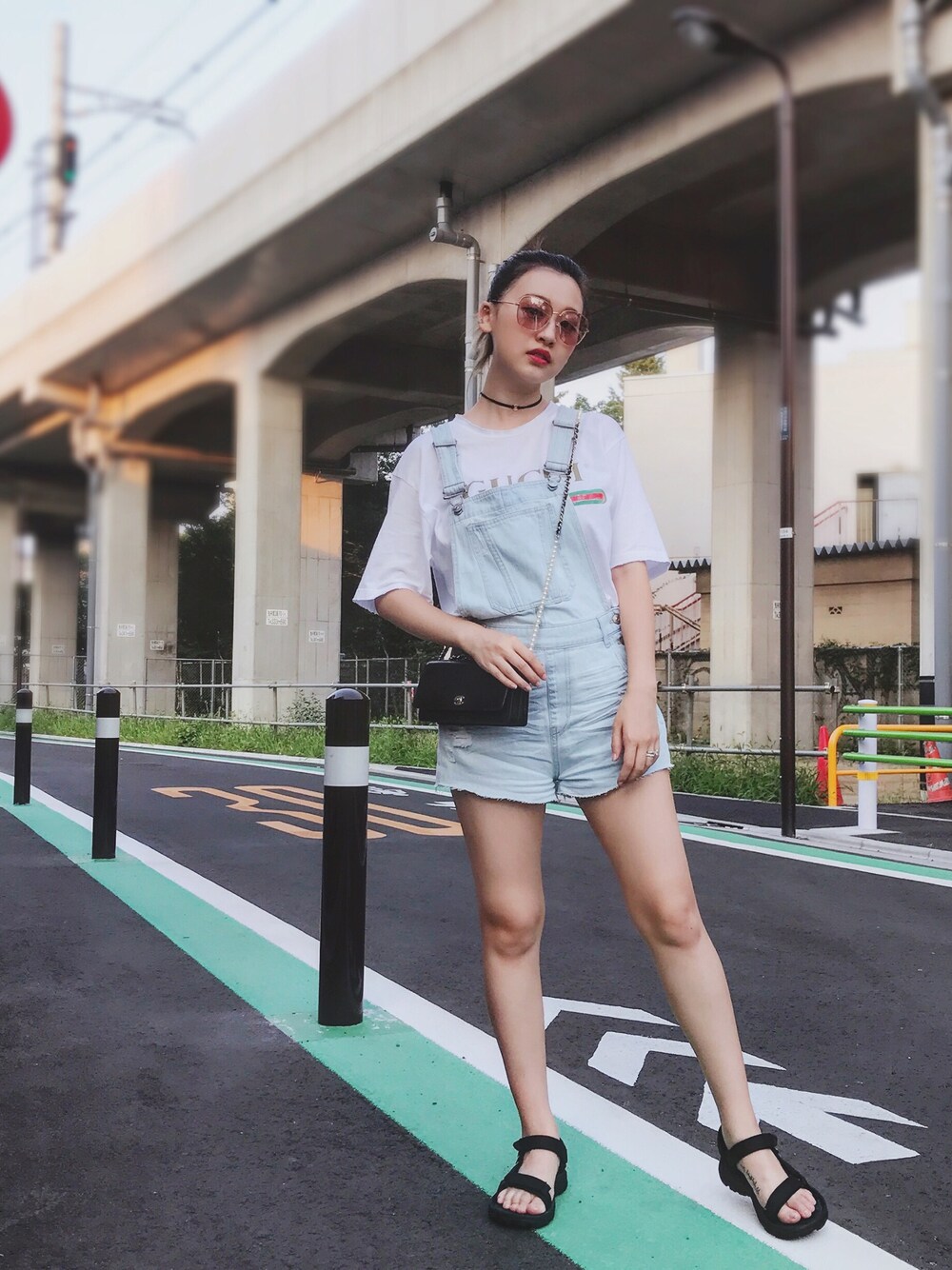 「楽チンコーデ、休日コーデ、プチプラコーデ、スポーツサンダル、teva、おだんごヘアー、エイチアンドエム、サロペットデニム、fashion、summer」｜「GUCCIのアイテム（Tシャツ/カットソー、ホワイト系）」を使った、Rieさん（レディース・160cm）の夏コーディネートの1枚目の写真