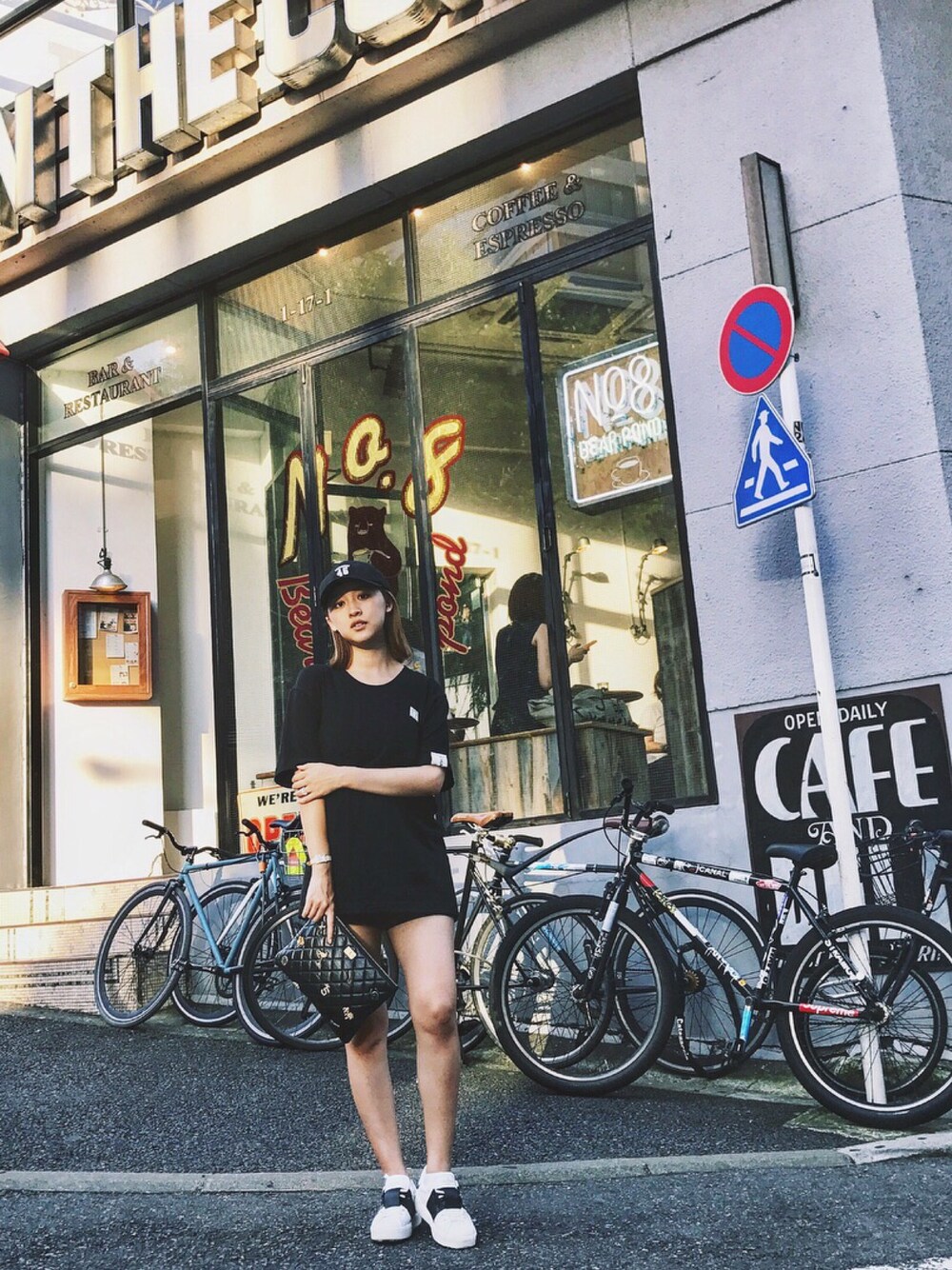 「カジュアルコーデ、シンプルコーデ、モノトーンコーデ、valentino、オープンスニーカー、スニーカー、シャネル、クラッチバッグ、outfit、ブラック」｜「CHANELのアイテム（Tシャツ/カットソー、ブラック系）」を使った、Rieさん（レディース・160cm）の秋コーディネートの1枚目の写真