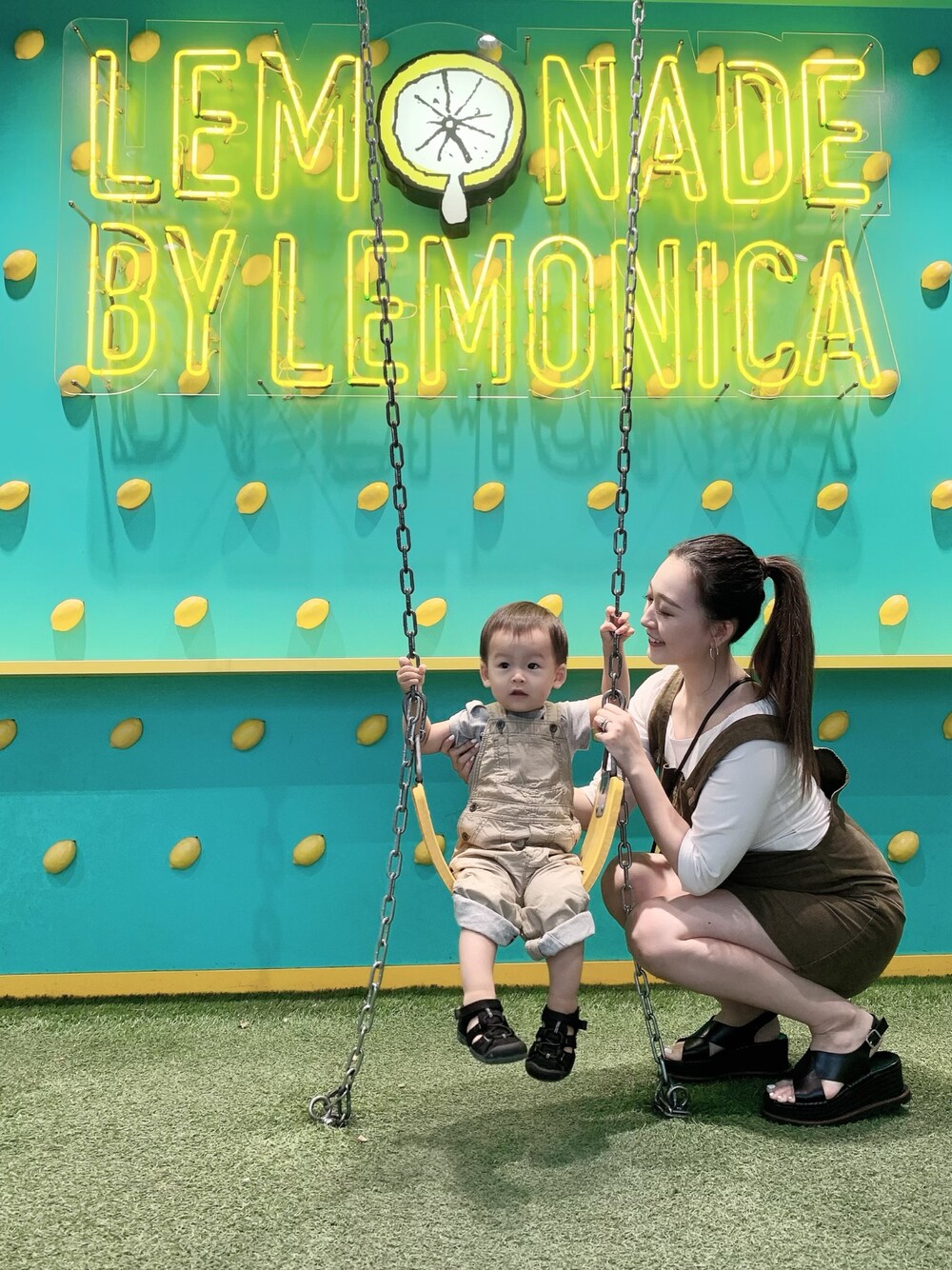 「リンクコーデ、息子コーデ、親子コーデ、ZARA、GAPbaby、ベージュコーデ、お揃いコーデ、妊婦コーデ、マタニティコーデ」｜「ZARAのアイテム（サロペット/オーバーオール、グリーン系）」を使った、Rieさん（レディース・160cm）の秋コーディネートの1枚目の写真