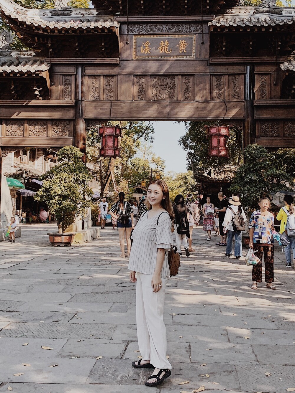 「テバ、teva、ベージュコーデ、BLACKBYMOUSSY、旅行コーデ、妊婦コーデ、マタニティコーデ」｜「BLACK BY MOUSSYのアイテム（シャツ/ブラウス、ベージュ系）」を使った、Rieさん（レディース・160cm）の秋コーディネートの1枚目の写真