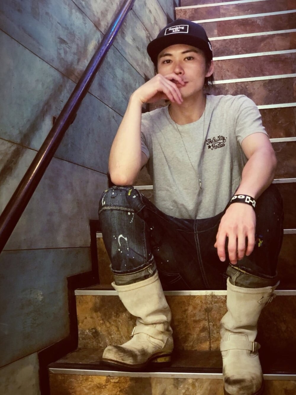 「カジュアル、アメカジ、夏、大人カジュアル、WACKO MARIA 、NEIGHBORHOOD、RED WING、FR2、キャップ、グレーTシャツ」｜「FR2の”Smoking kills”キャップ（キャップ、ブラック系）」を使った、橋本 侑哉さん（メンズ・173cm）の夏コーディネートの1枚目の写真