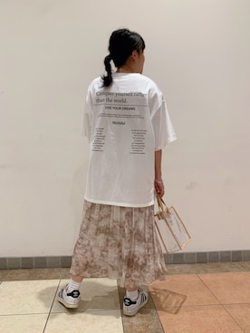 「バックロゴ」｜「アイテム（トートバッグ）」を使った、佐々木麻耶さん（レディース・156cm）の夏コーディネート