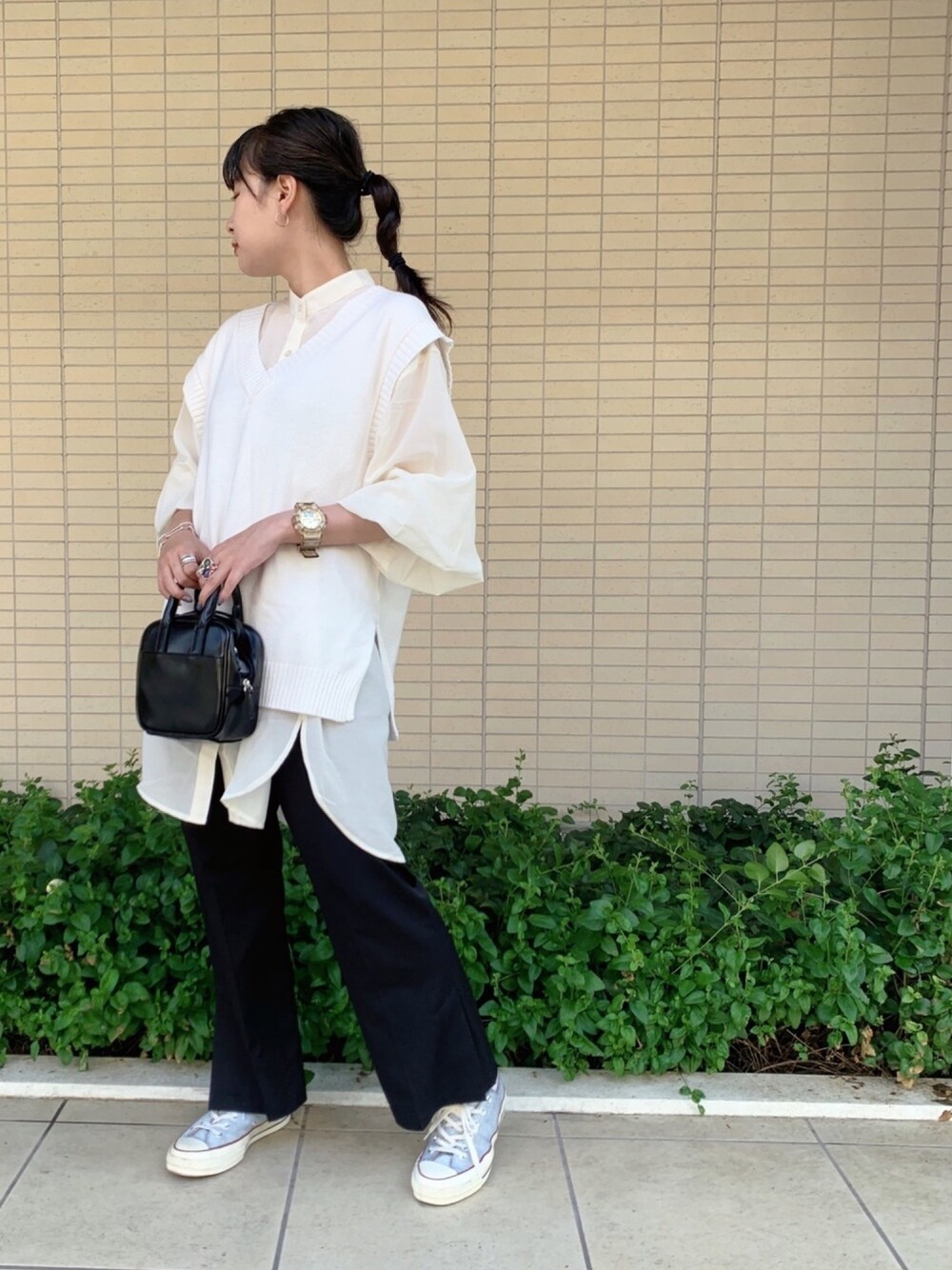 ホワイト系のベスト、ホワイト系のシャツ/ブラウス、ブラック系のスラックスを着用したレディースの夏コーディネートの1枚目の写真