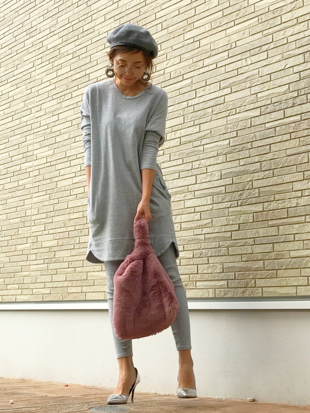 グレー系のワンピース、グレー系のハンチング/ベレー帽、ゴールド系のベルトを着用したレディースの秋コーディネートの1枚目の写真