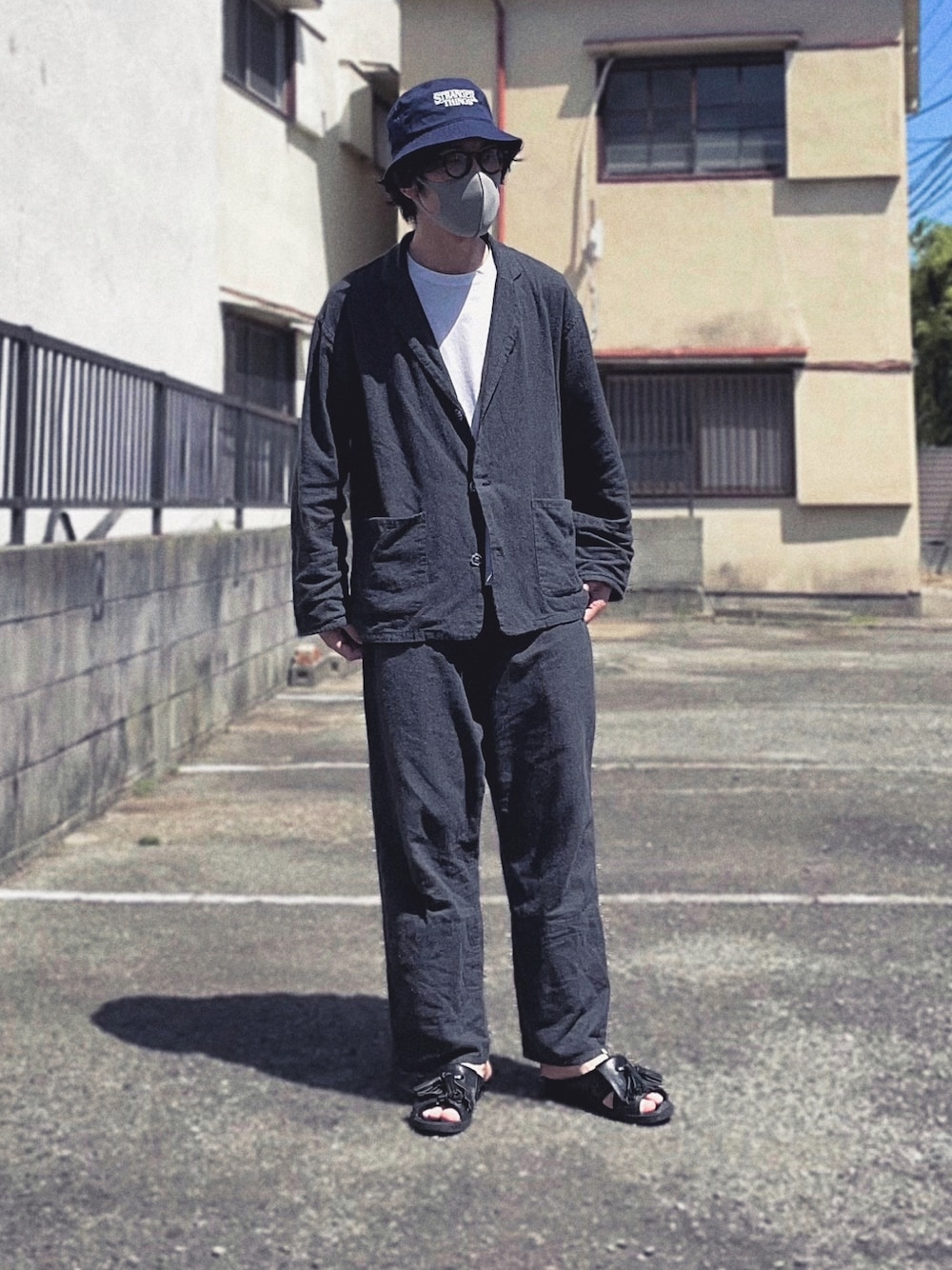 「ワンマイルウェア、パジャマ、セットアップ、テーラードジャケット、白Tシャツ、イージーパンツ、サンダル、バケットハット、ストレンジャーシングス、guepard」｜「NOWHAWのNOWHAW "day" pajama（ルームウェア/パジャマ、グレー系）」を使った、Kottamさん（メンズ・170cm）の春コーディネートの1枚目の写真