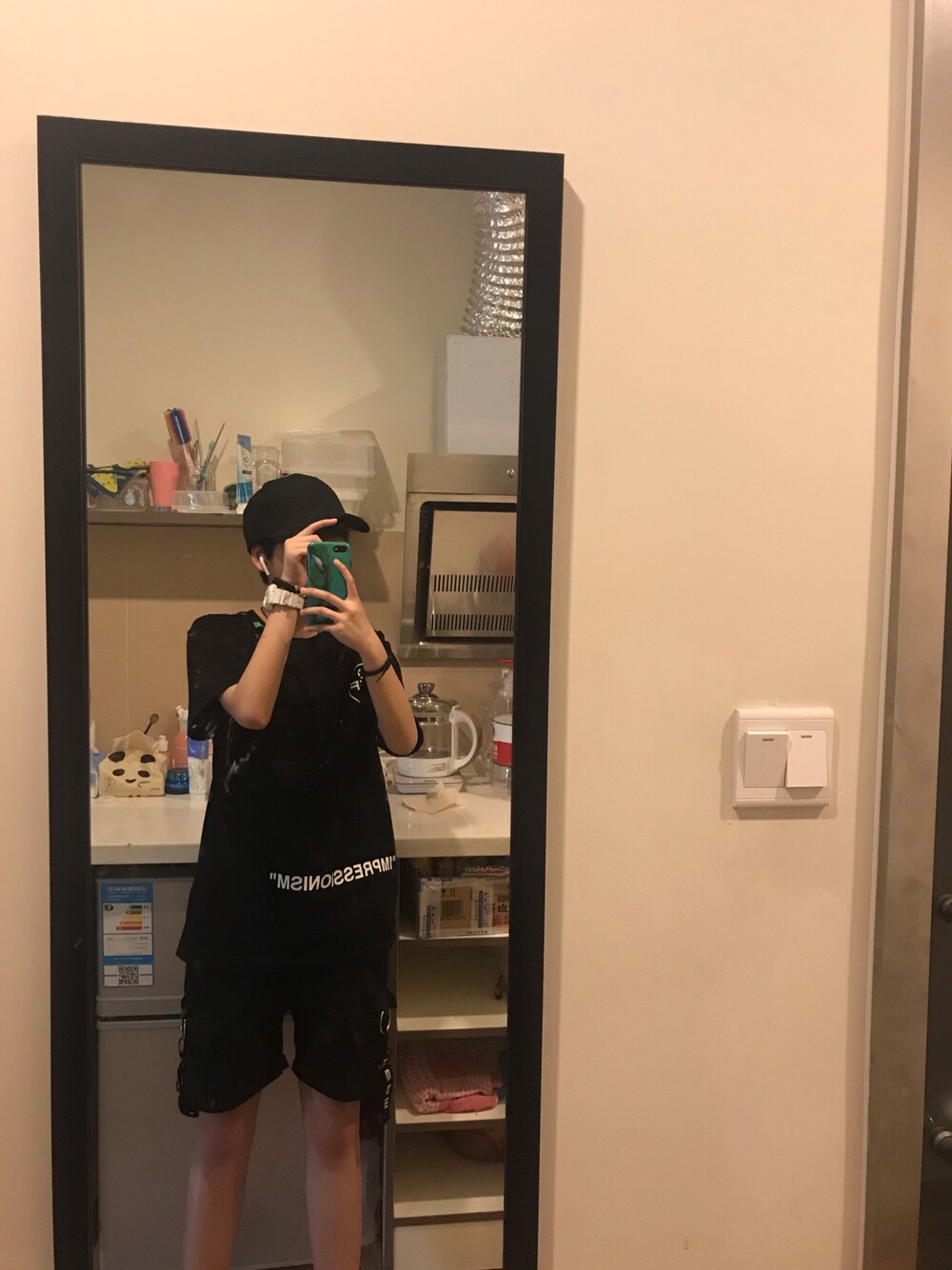 「基础款、黑白搭配」｜「off whiteのアイテム（Tシャツ/カットソー、ブラック系）」を使った、林zzhさん（メンズ・163cm）の夏コーディネートの1枚目の写真