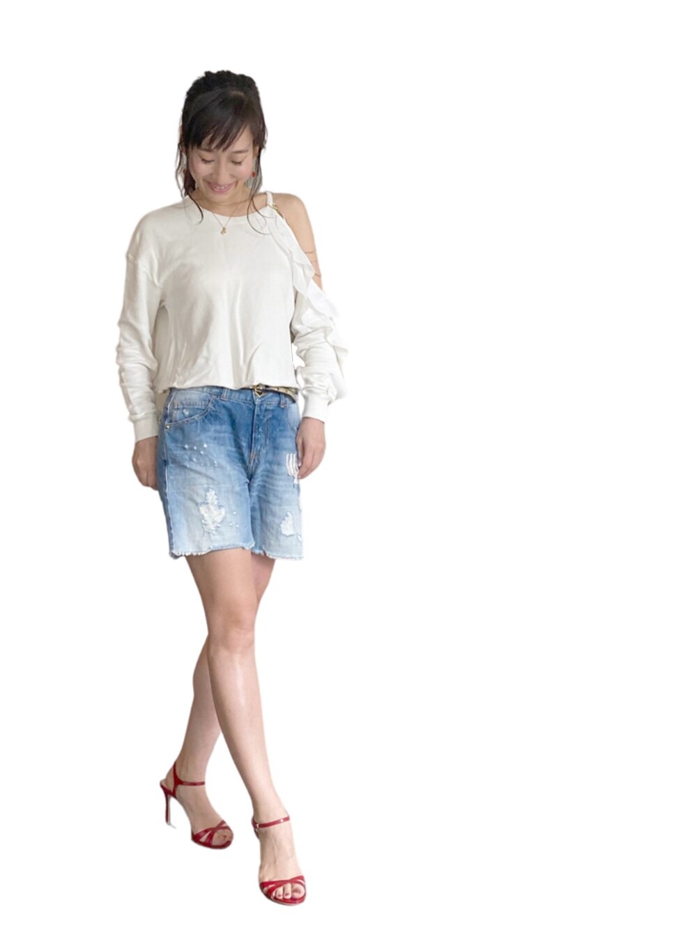 レッド系のサンダル、ブルー系のデニムパンツ、ホワイト系のスウェットを着用したレディースの夏コーディネートの1枚目の写真