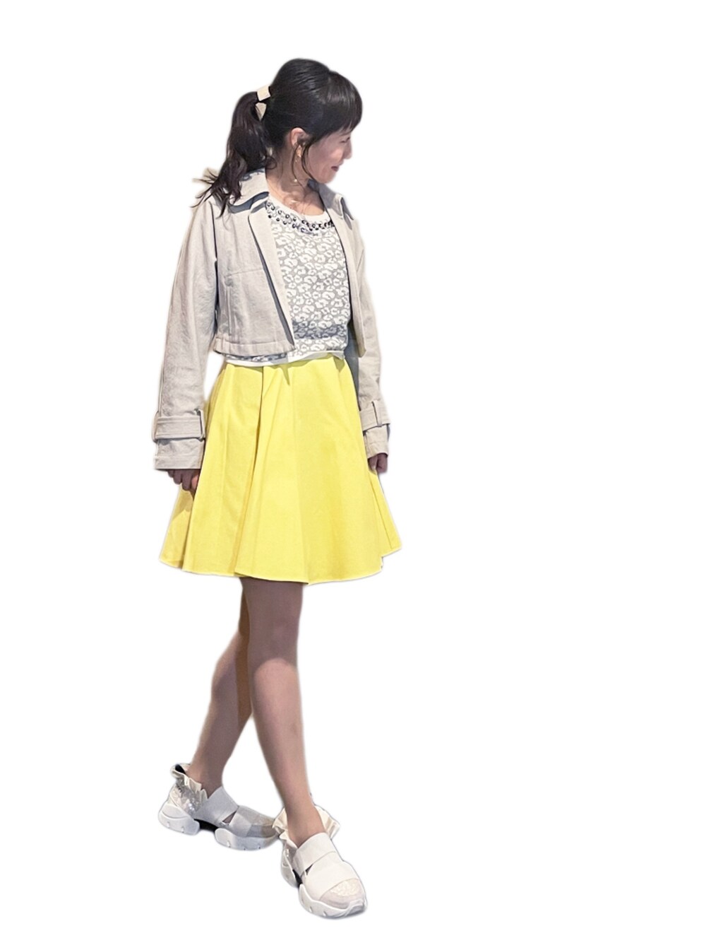 ホワイト系のスニーカー、イエロー系のワンピース、ホワイト系のスウェットを着用したレディースの春コーディネートの1枚目の写真