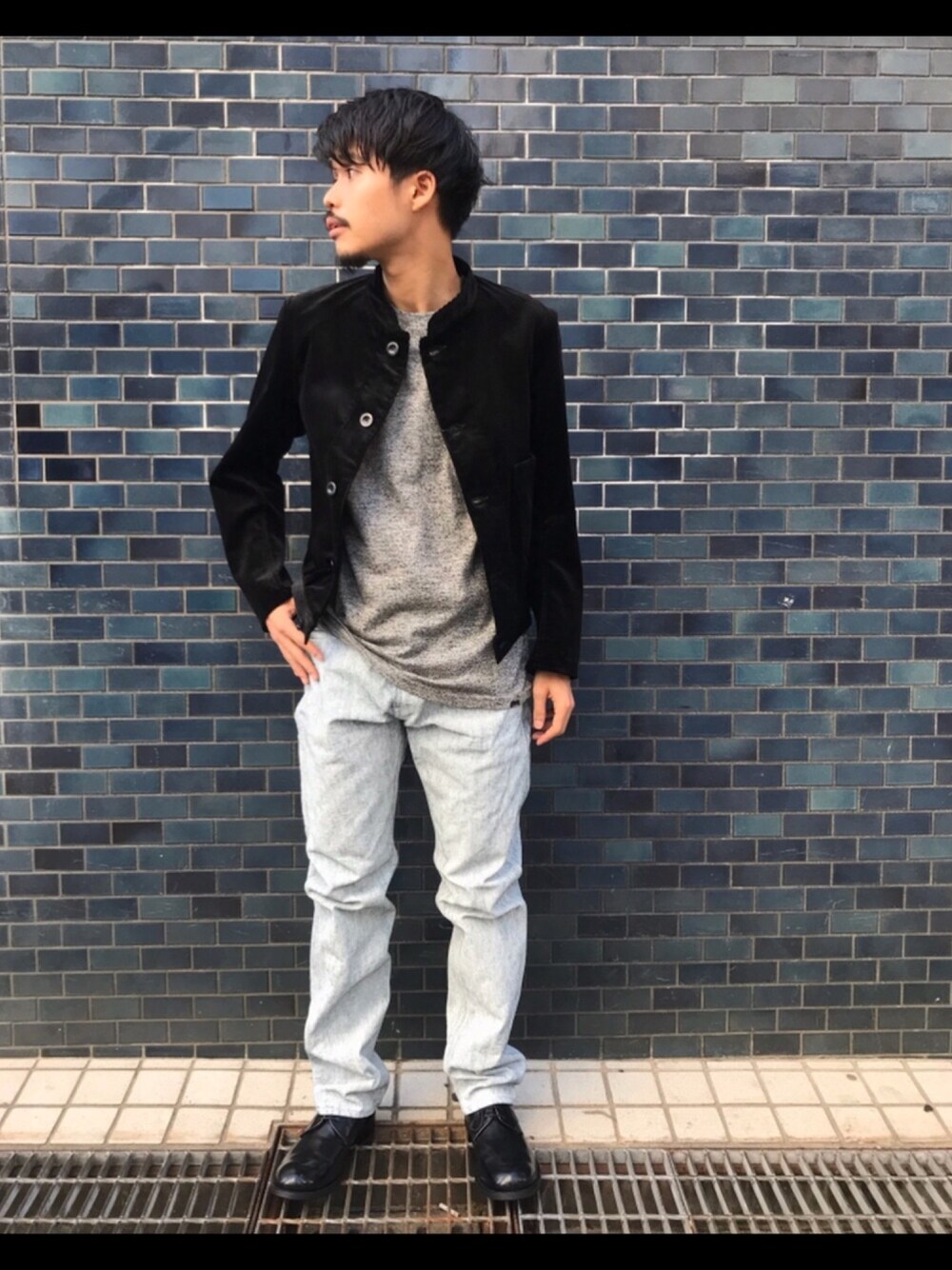 「johnbull、Johnbull Private labo、Scye、scye basic、秋服、デニムパンツ、カジュアルコーデ、ootd」｜「Johnbullのパイルロングスリーブティー（Tシャツ/カットソー、グレー系）」を使った、INA0804さん（メンズ・174cm）の秋コーディネートの1枚目の写真