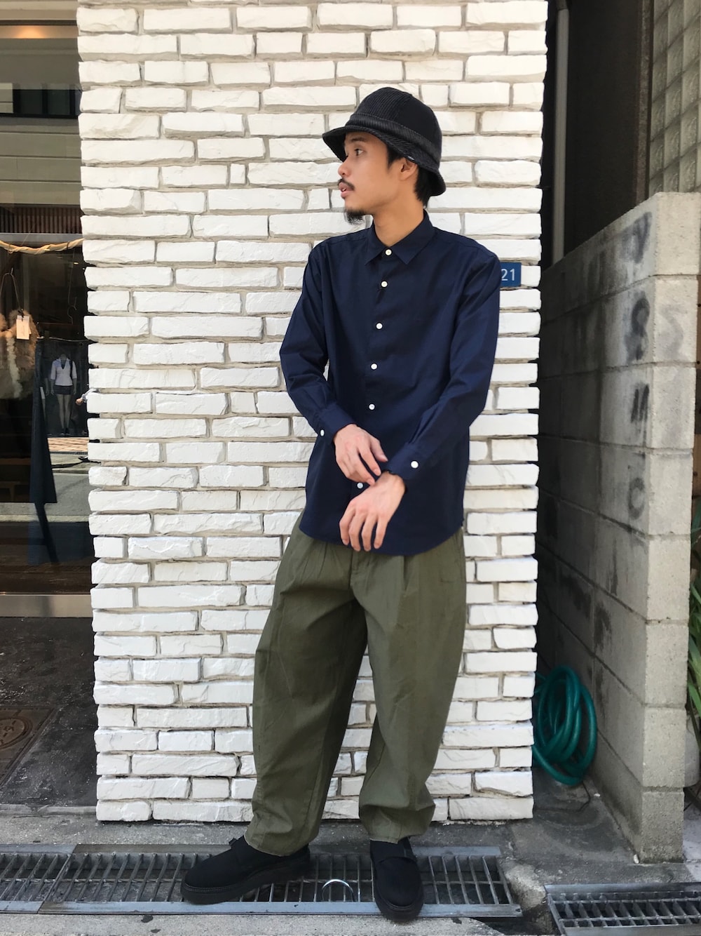 「johnbull、Johnbull Private labo、ジョンブル、ジョンブル　プライベート　ラボ(Johnbull Private labo)、Scye、scyebasics、KIDS LOVE GAITE、SUPER DUPER HATS、バケットハット、秋コーデ」｜「Super Duperのアイテム（ハット、ブラック系）」を使った、INA0804さん（メンズ・174cm）の秋コーディネートの1枚目の写真