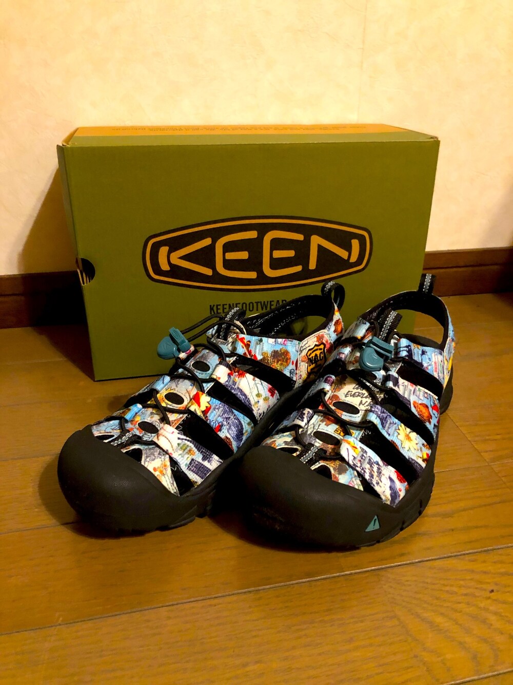 「サンダル、キーン、keen、サンダルに靴下、海、夏、川、アウトドアスタイル、水色」｜「KEENのアイテム（サンダル、ブルー系）」を使った、ゆういさん（メンズ・174cm）の春コーディネートの1枚目の写真