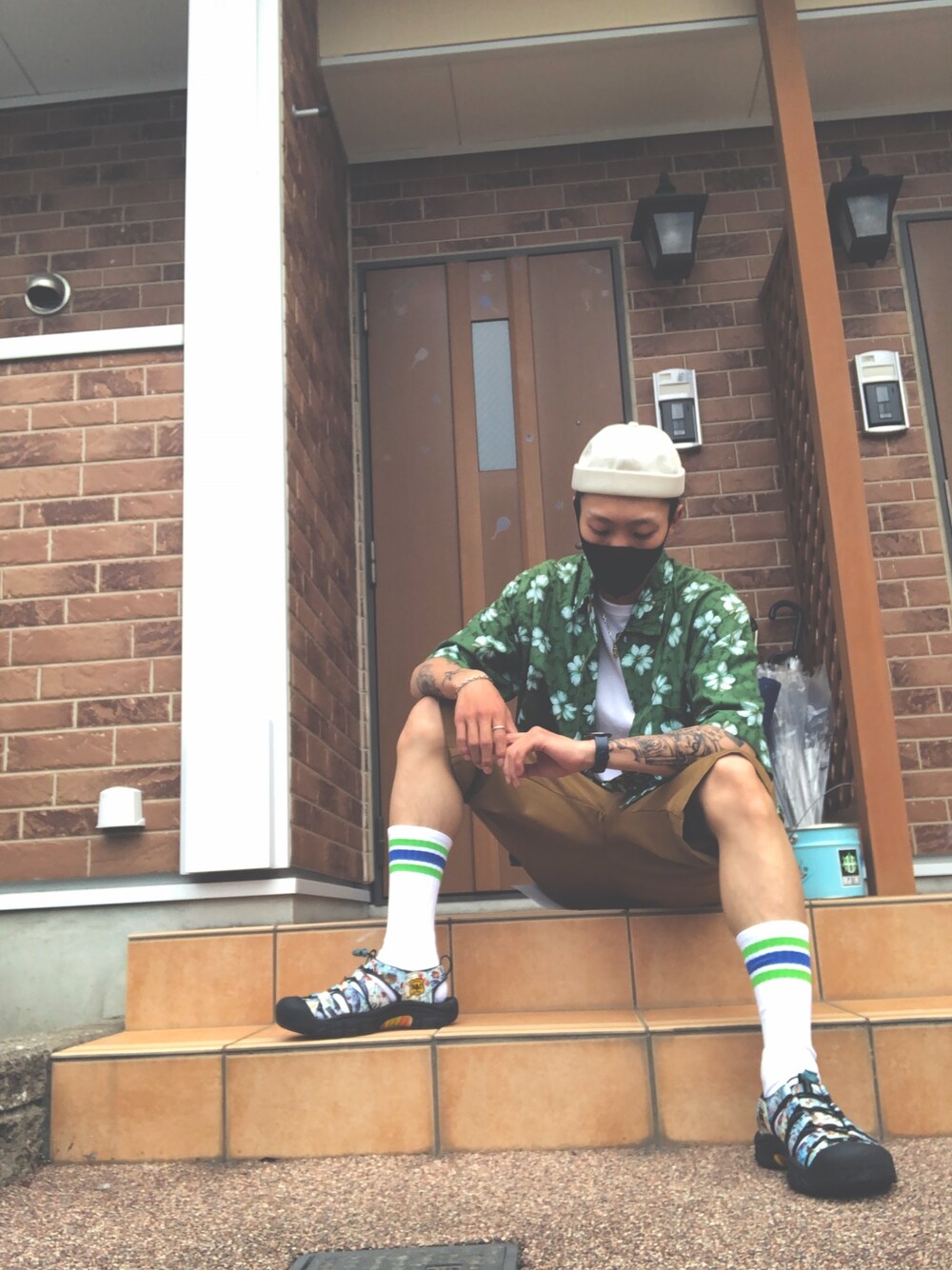 「柄シャツ、アロハシャツ、緑、Dickies、ファミマ靴下」｜「lassenのアイテム（シャツ/ブラウス、グリーン系）」を使った、ゆういさん（メンズ・174cm）の春コーディネートの1枚目の写真
